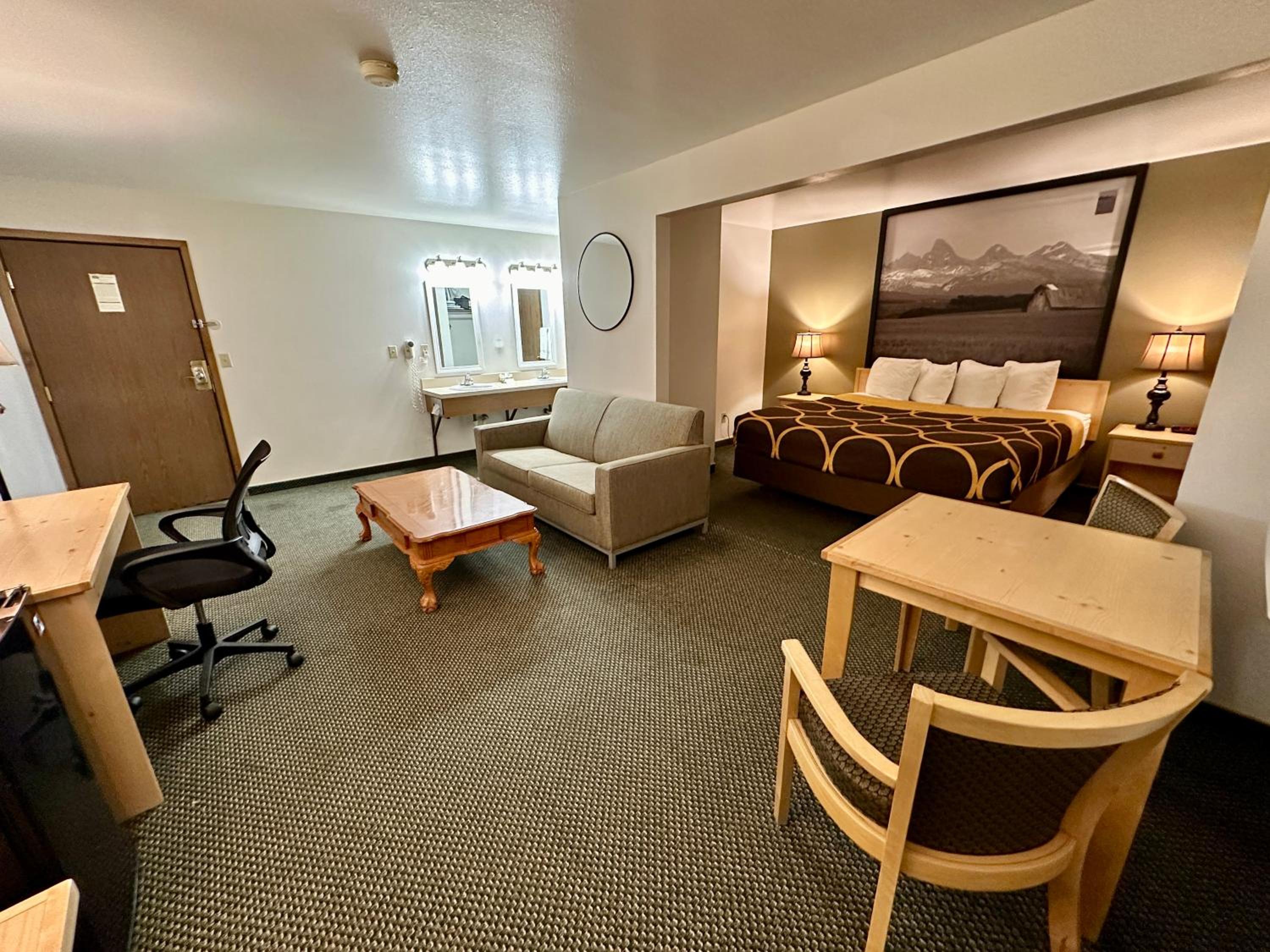 Deluxe King Suite - Photo 5