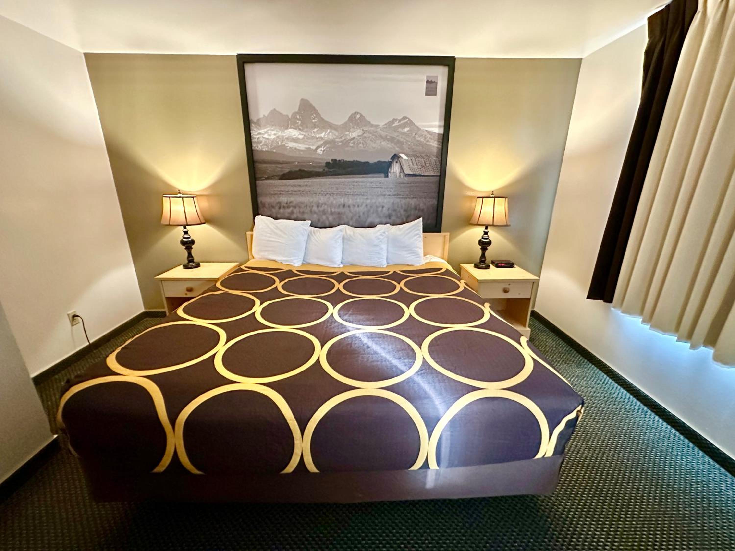 Deluxe King Suite - Photo 2