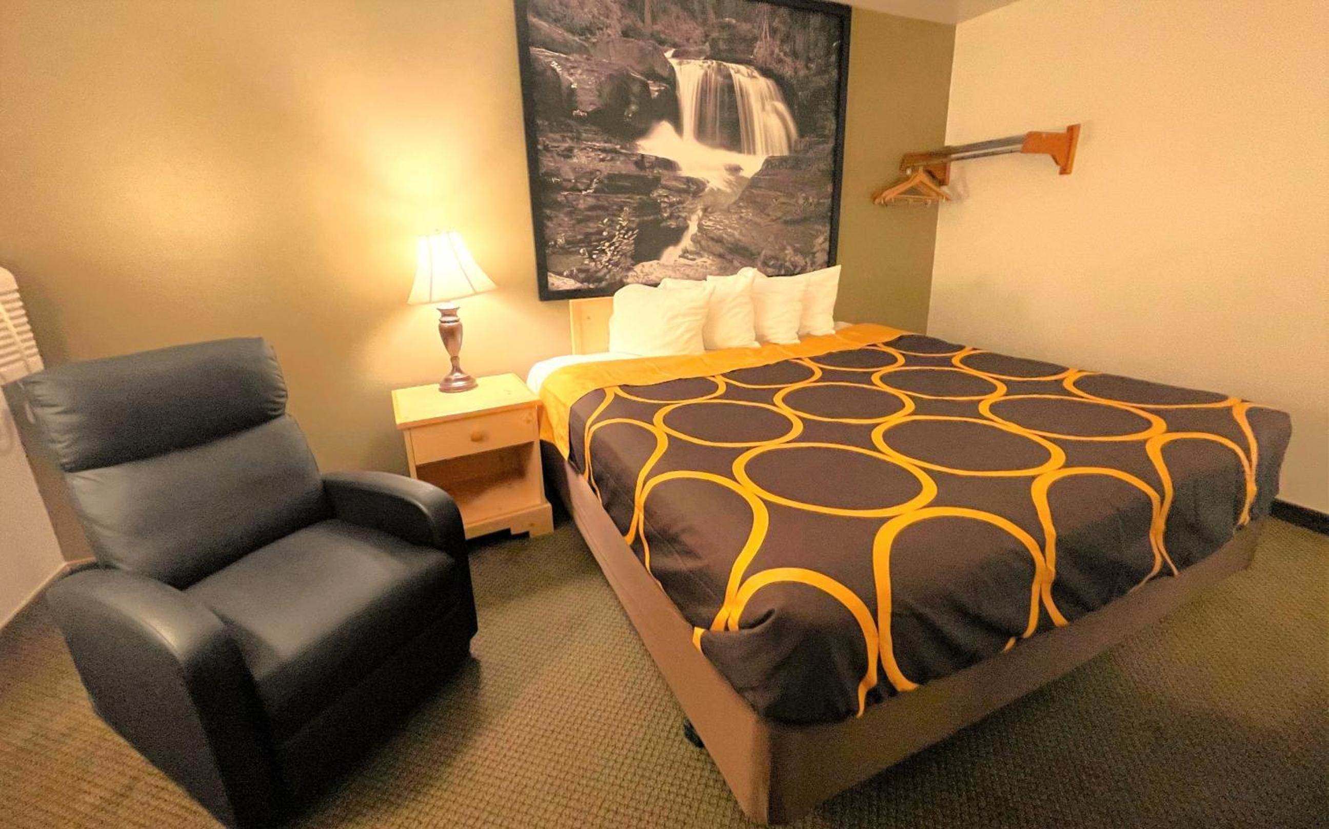 Queen Room - Non-Smoking - Photo 5