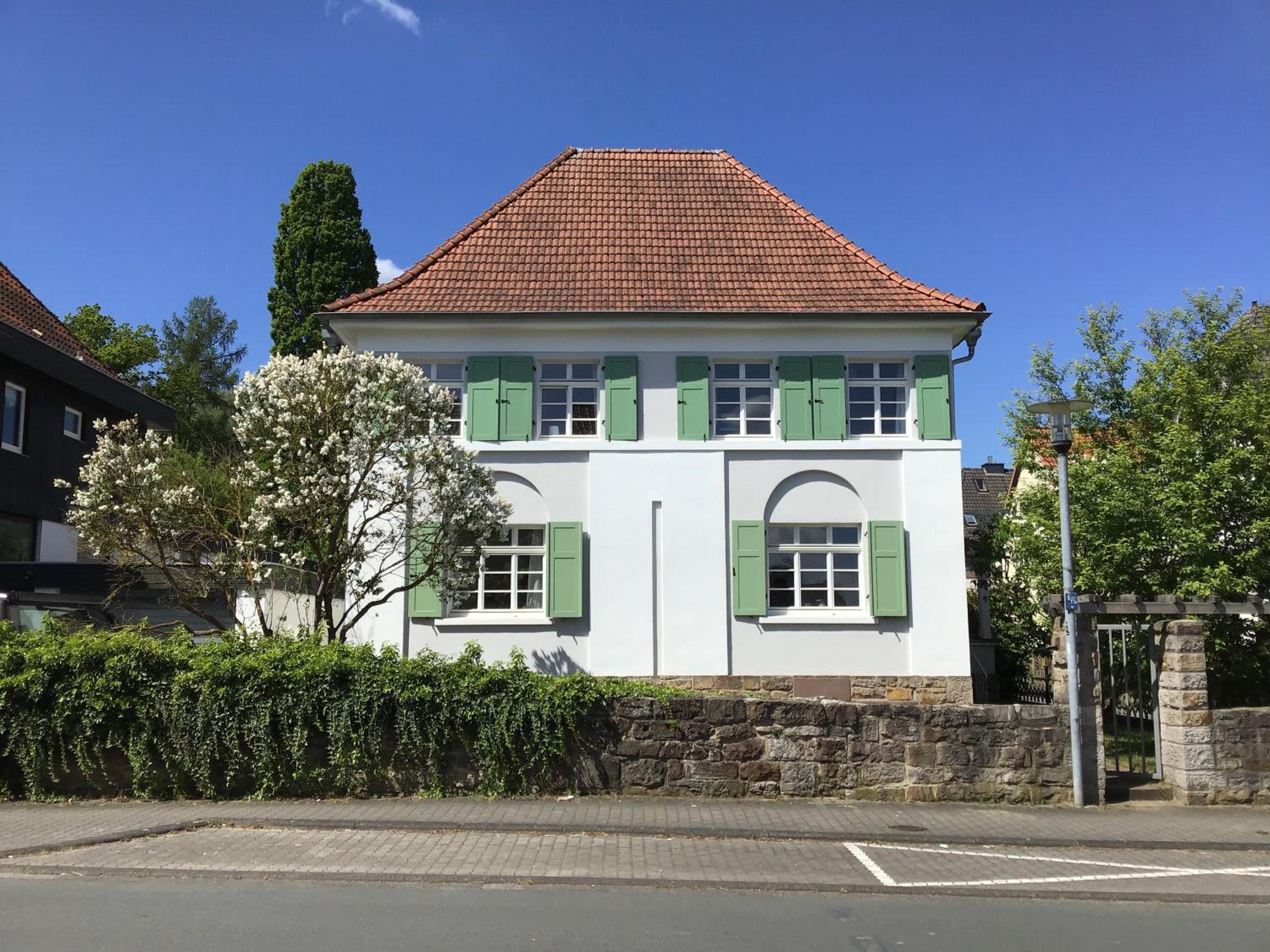 Six-Bedroom House photo 3