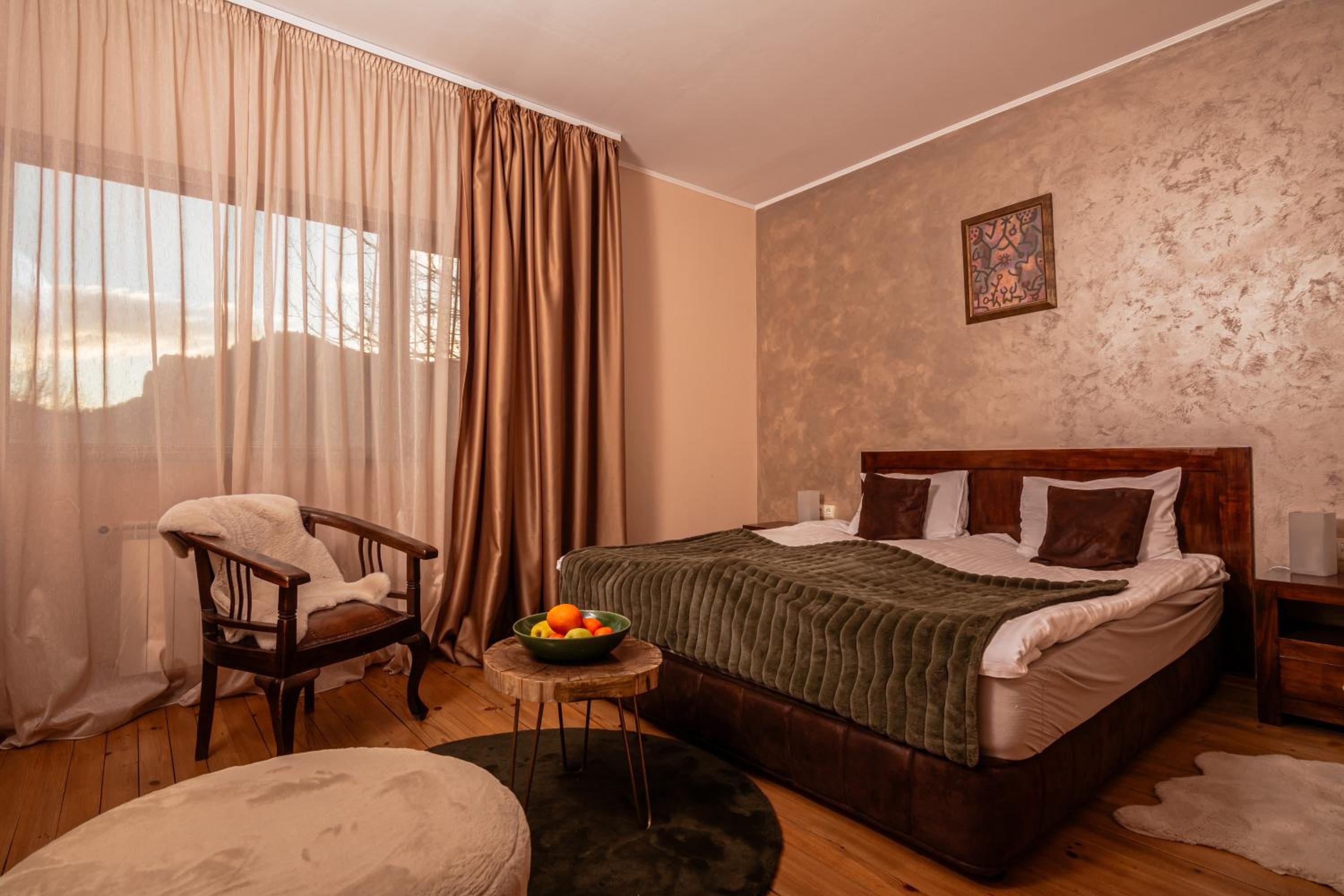 Deluxe King Suite photo 3