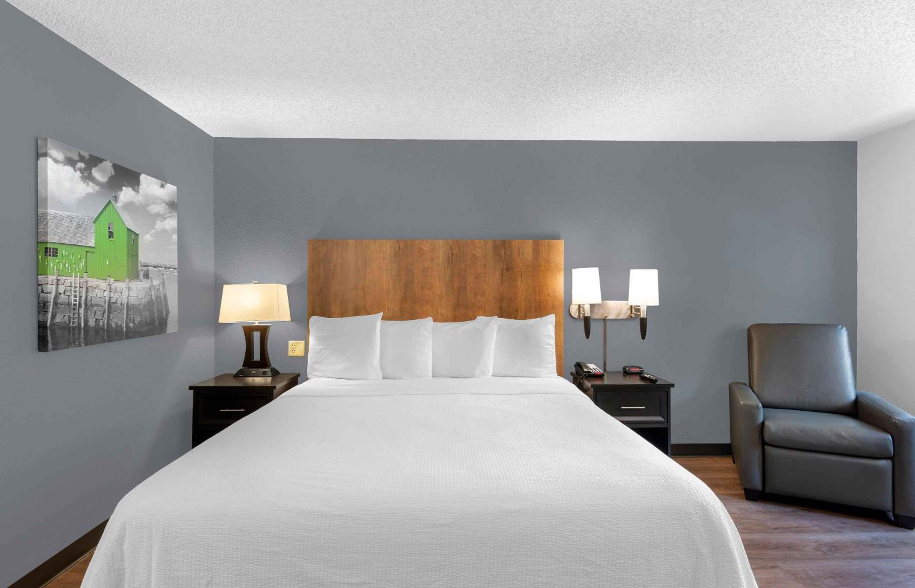 Studio with 1 Queen Bed - Non-Smoking - Photo 4