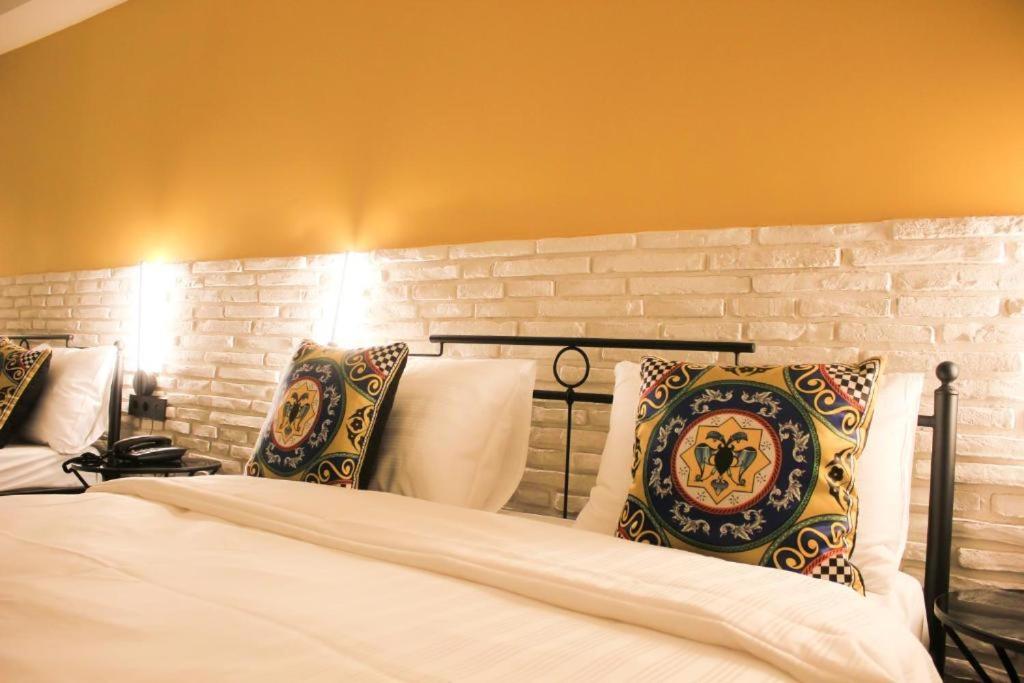 Queen Room with Two Queen Beds - Photo 5