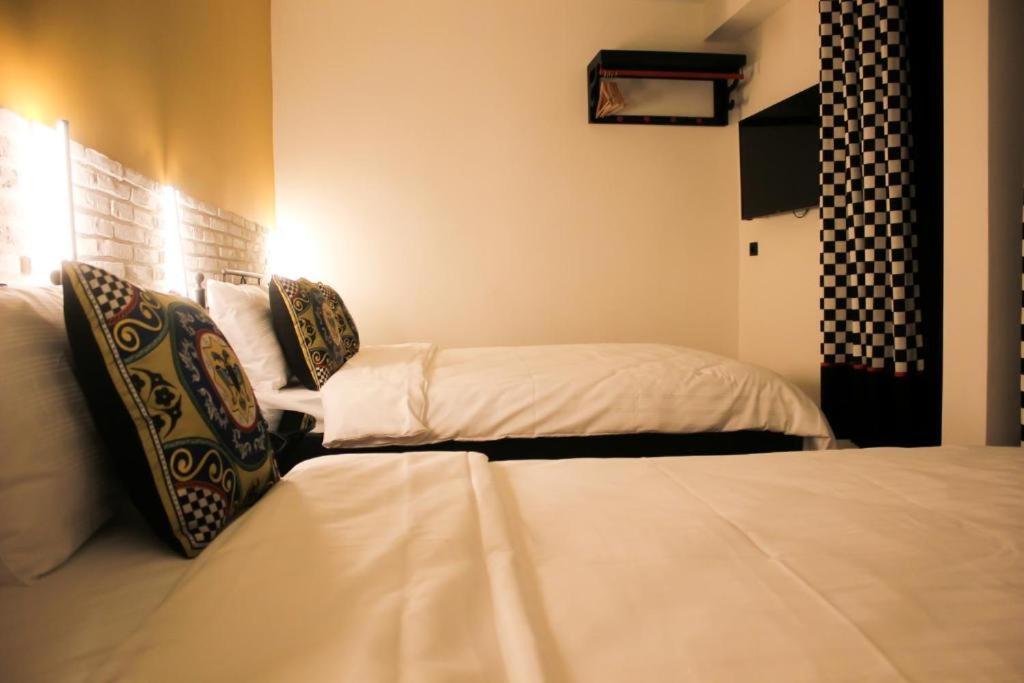 Queen Room with Two Queen Beds - Photo 2