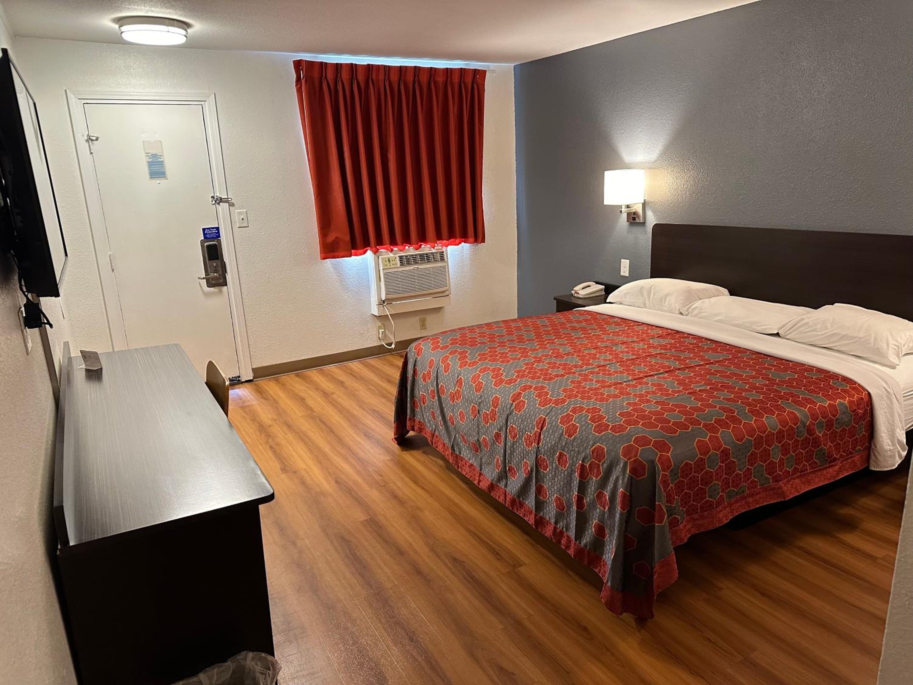 King Room - Non-Smoking photo 3