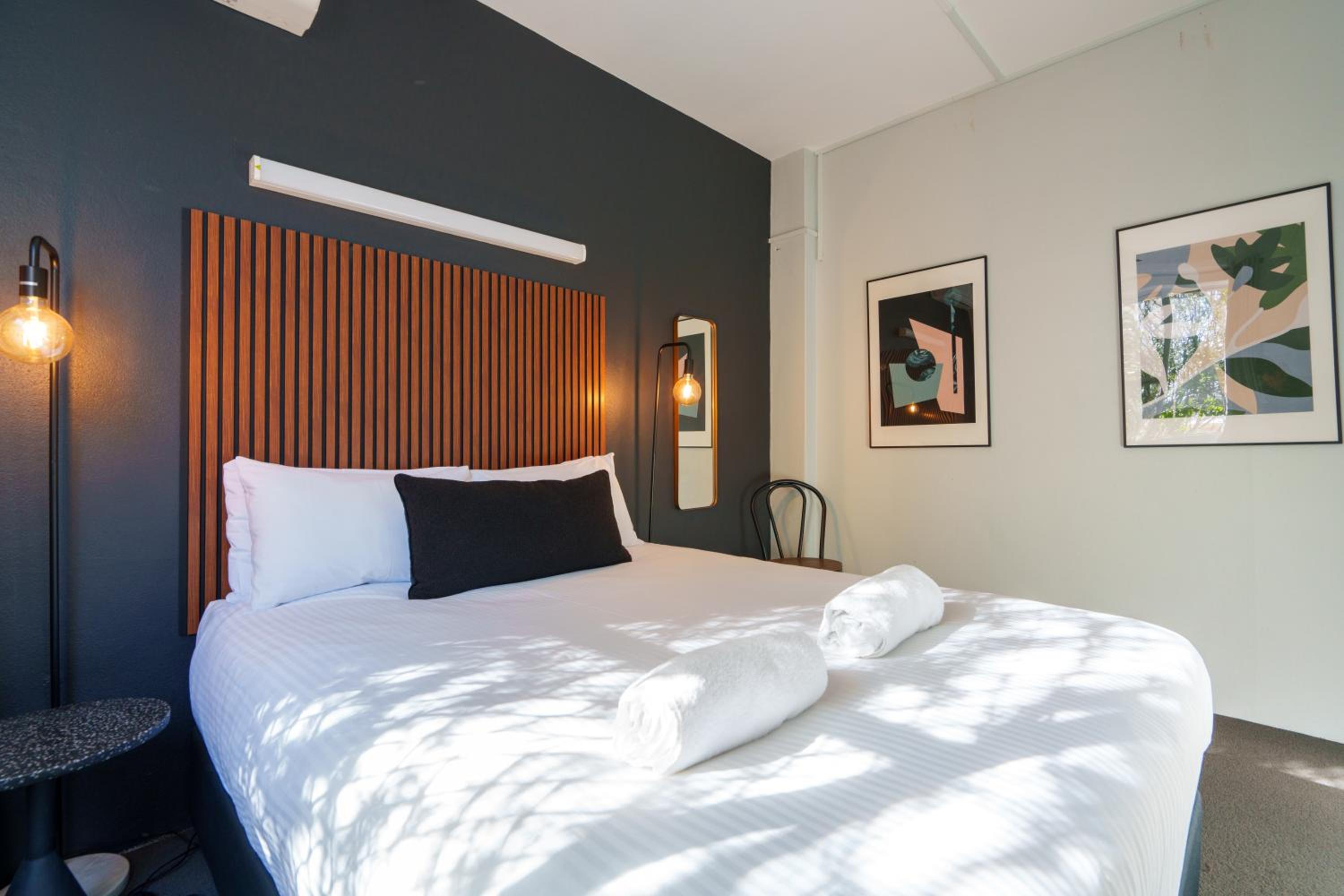 Queen Bed - Photo 8