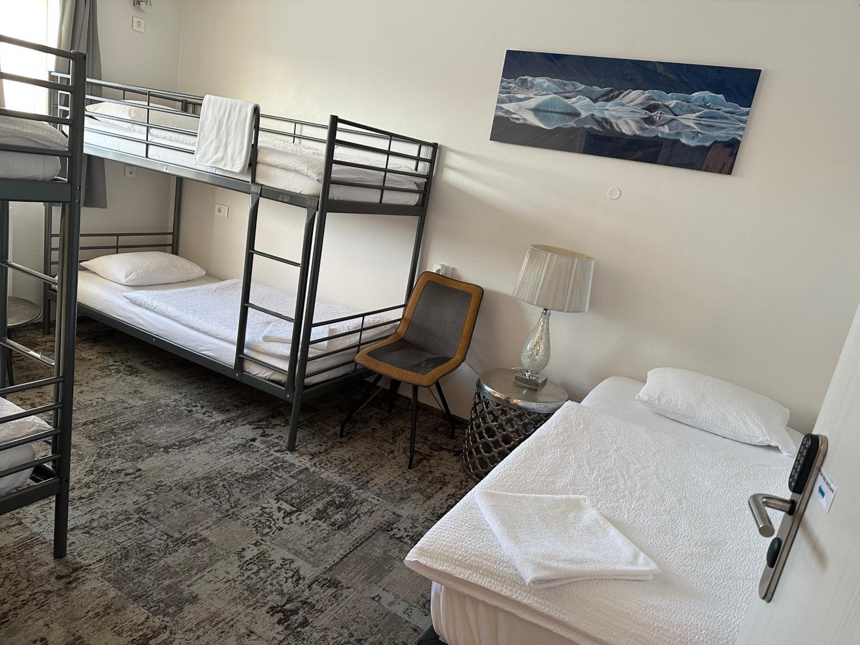 Quadruple Room with Private Bathroom - Photo 2