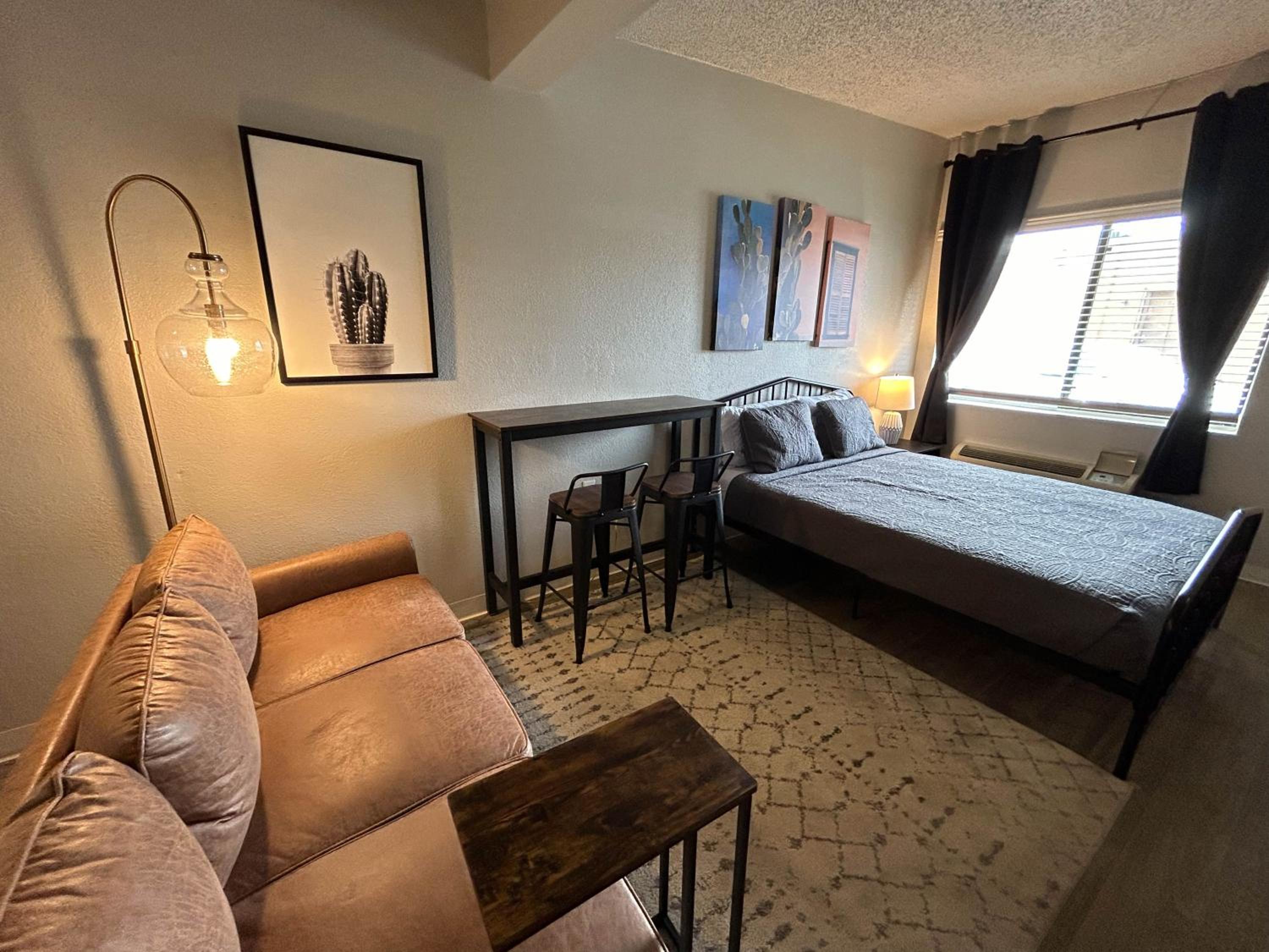 1 Queen Bed | Suite, Non-Smoking, Kitchen - Photo 6
