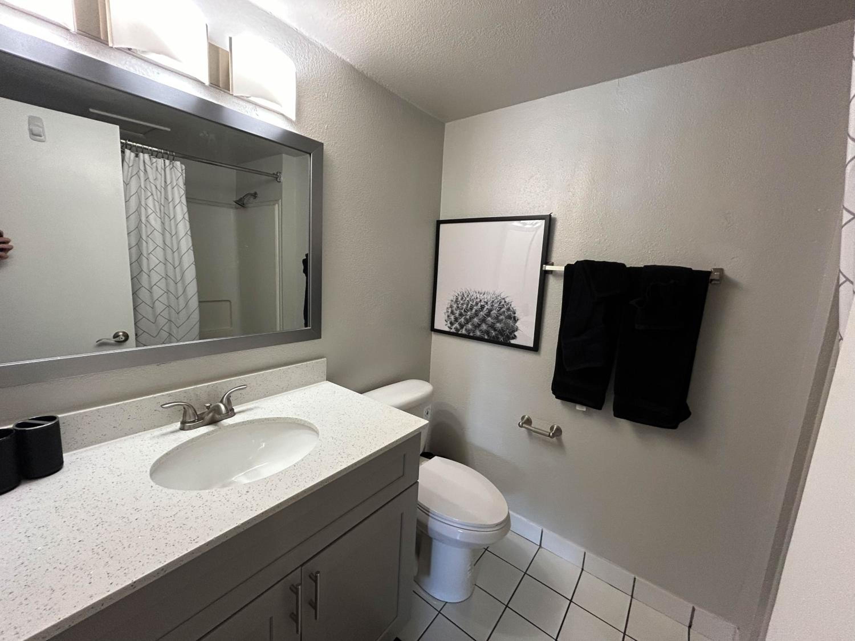 1 King Bed | Non-Smoking, Kitchen - Photo 11