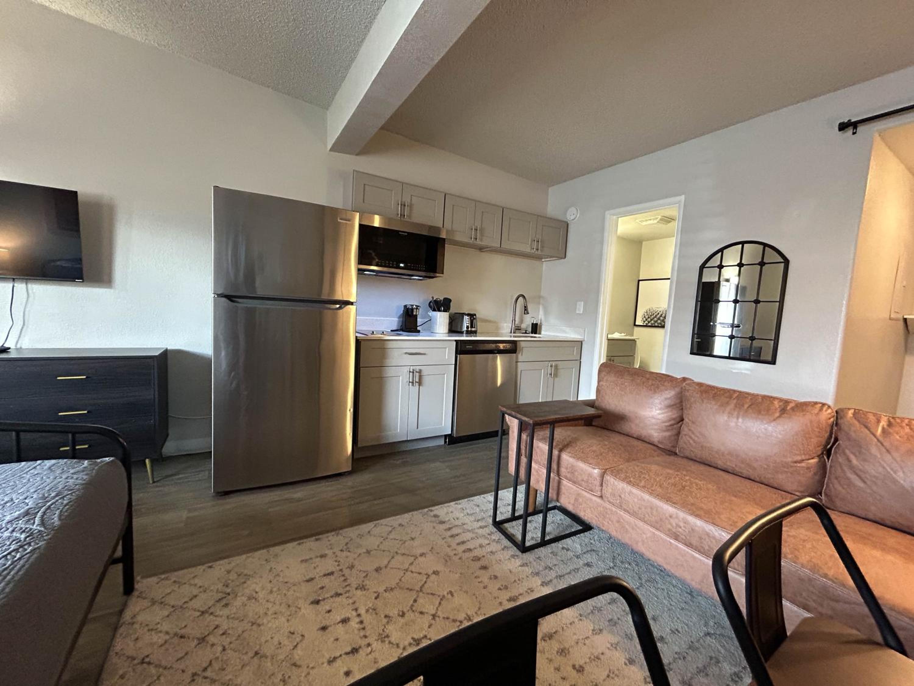 1 King Bed | Non-Smoking, Kitchen - Photo 2