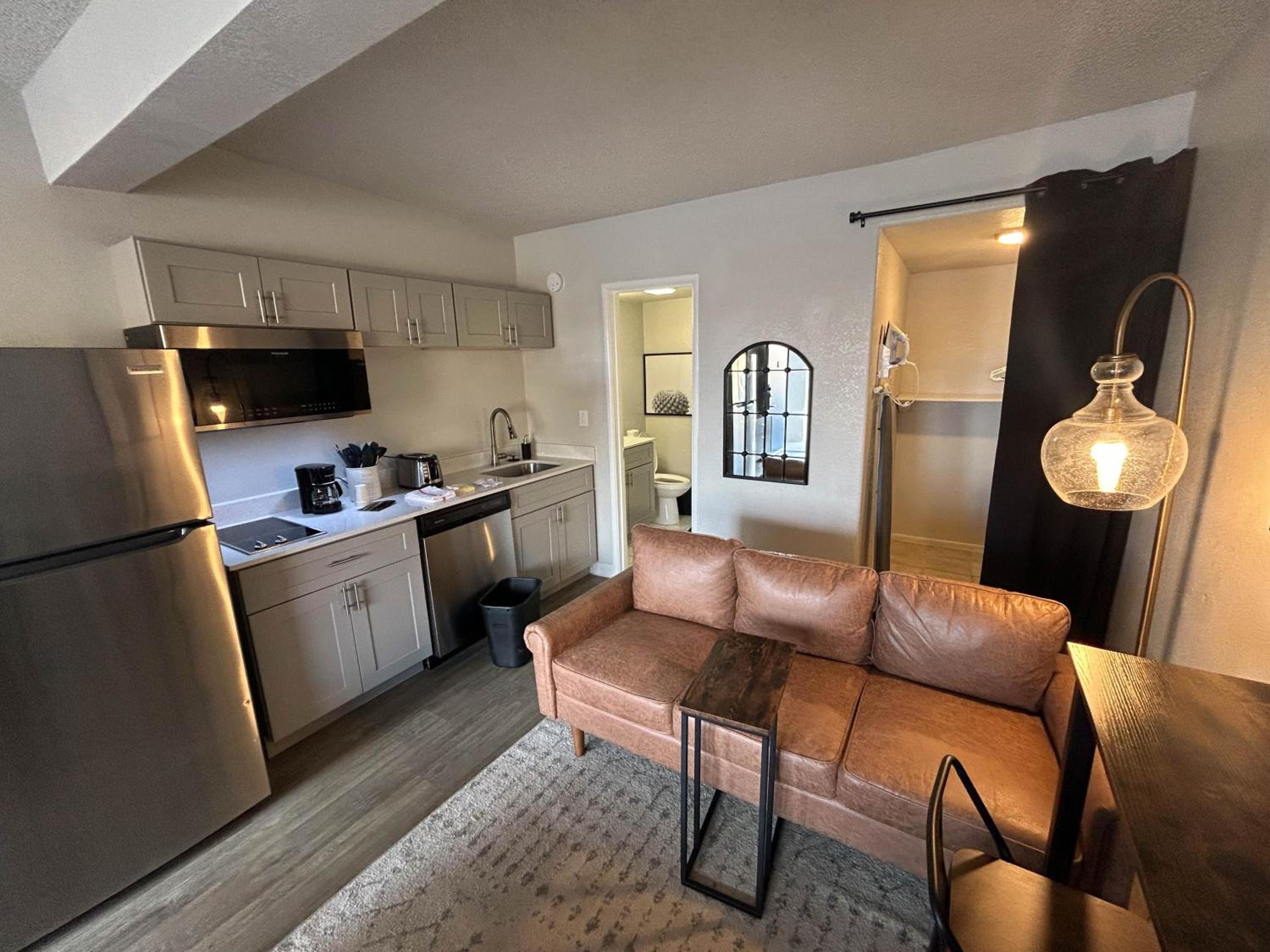 1 Queen Bed | Non-Smoking, Kitchen, Sofa-Bed - Photo 4