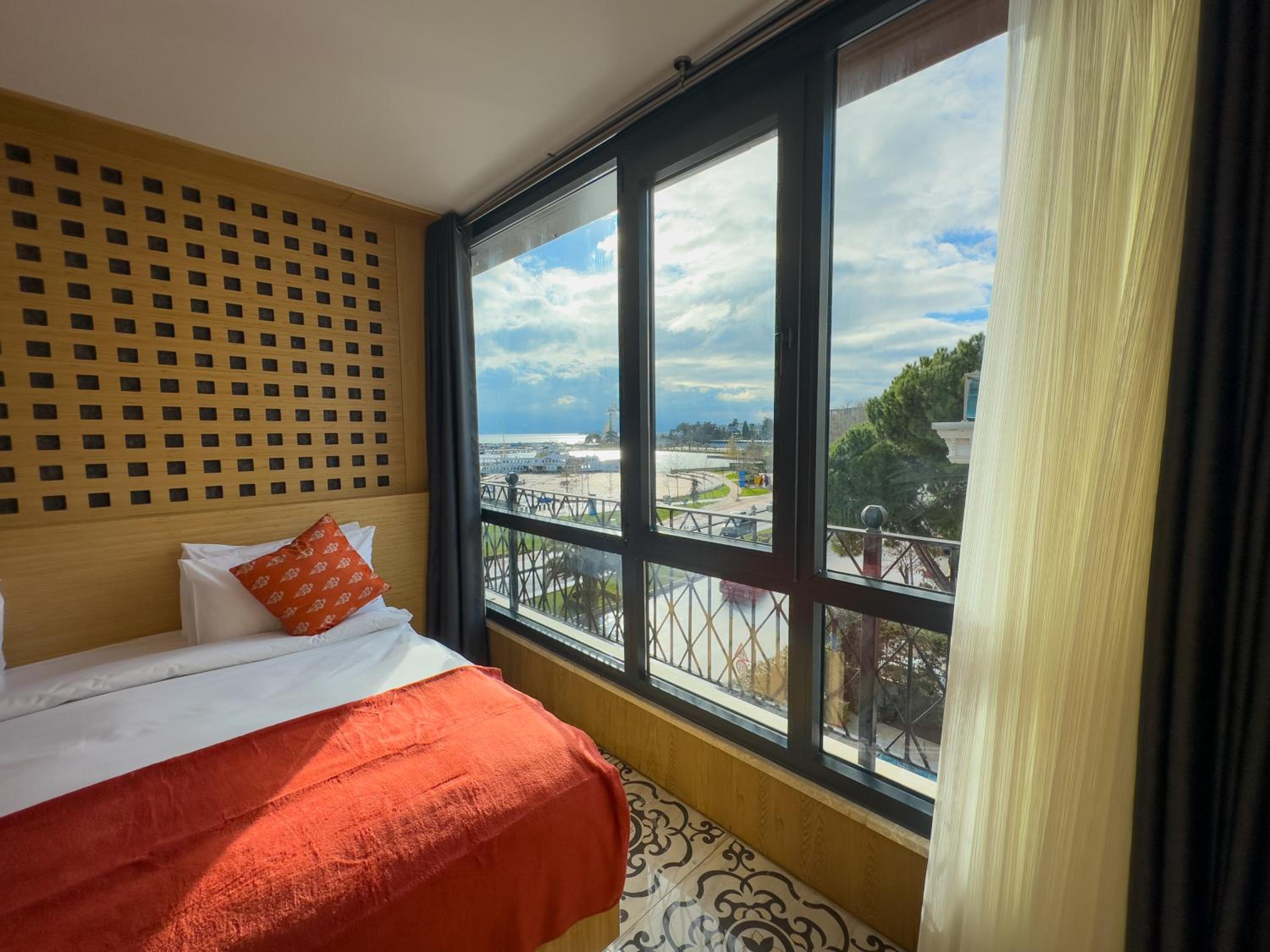 Deluxe Double or Twin Room with Sea View photo 3