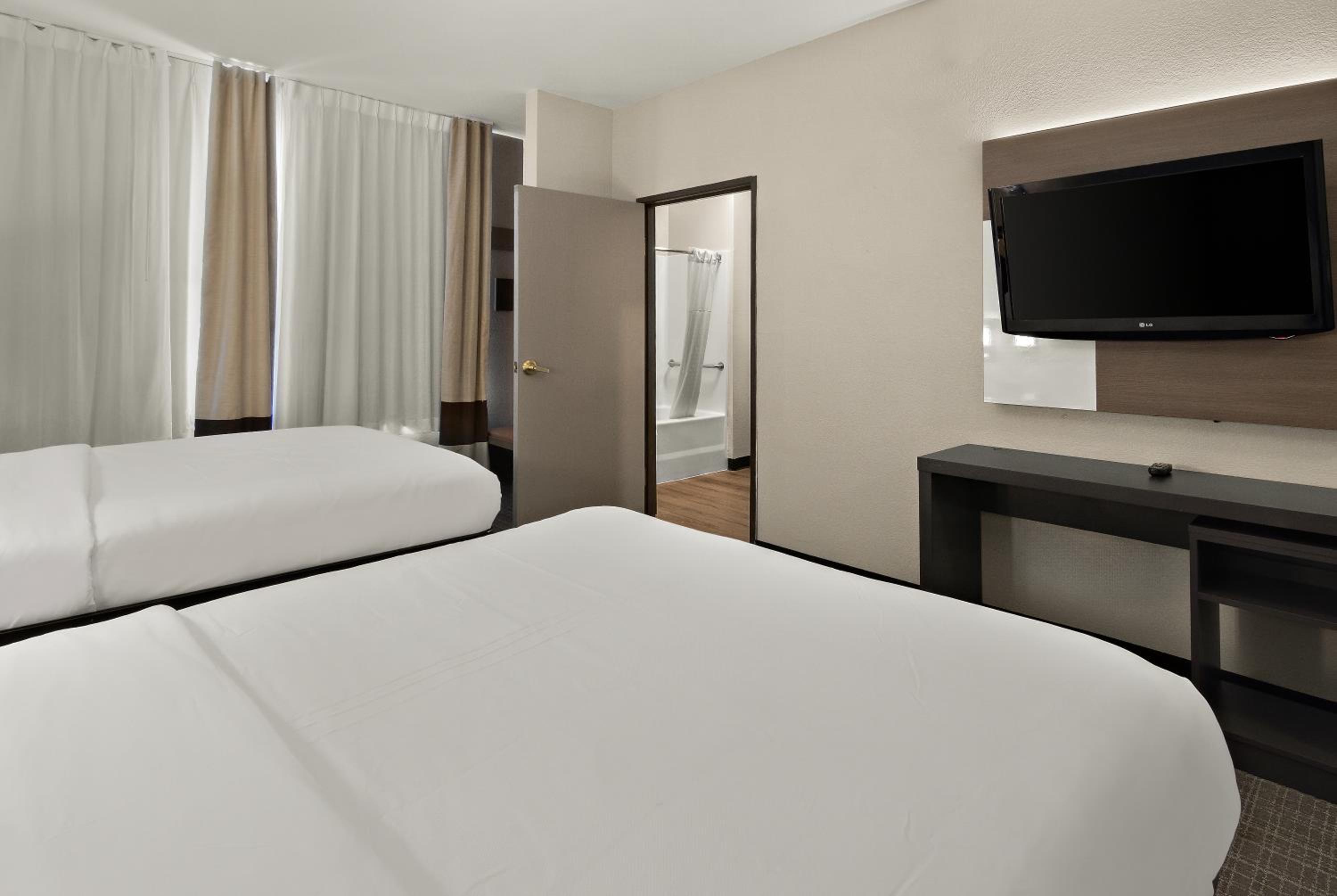 Queen Suite with Two Queen Beds - Photo 4