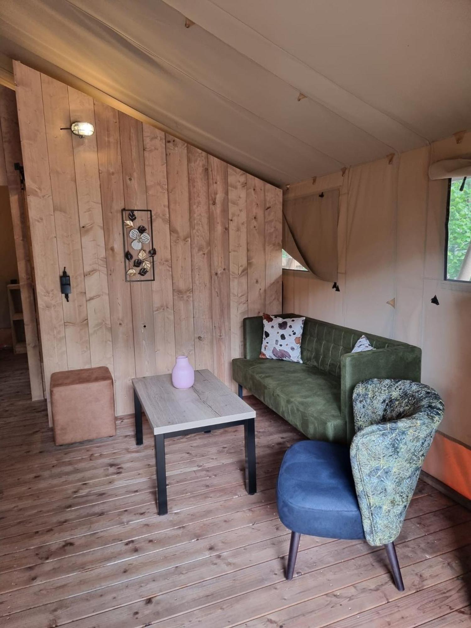 Tent 10 photo 1