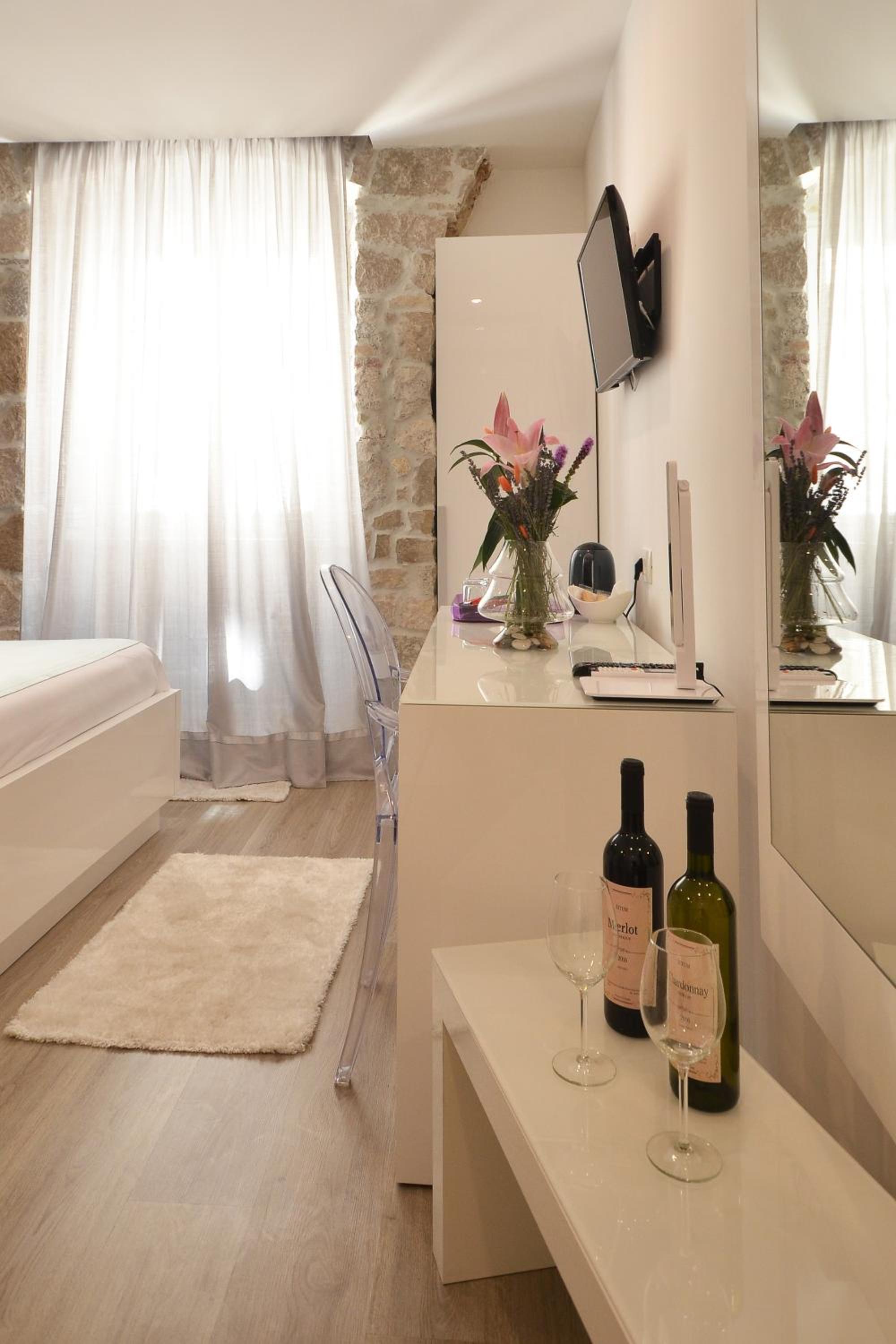 Double Room - Photo 2