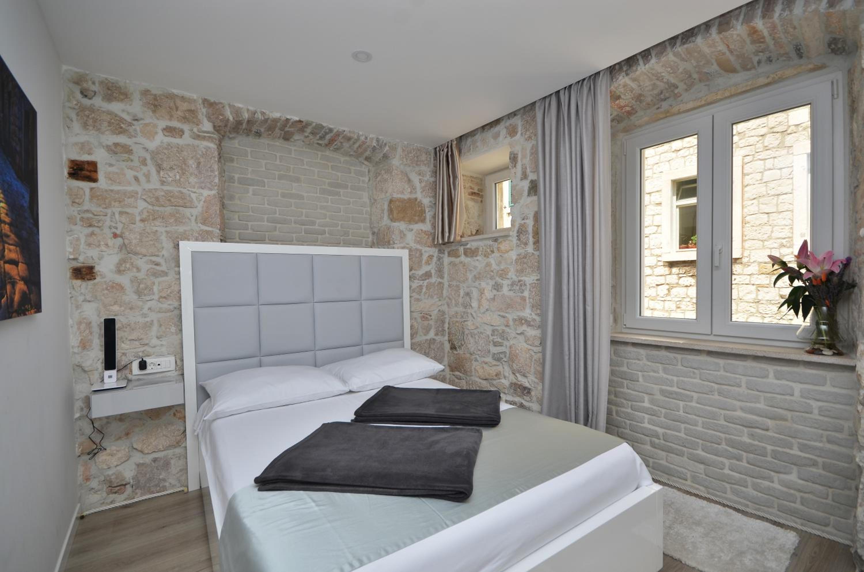 Double Room - Photo 9