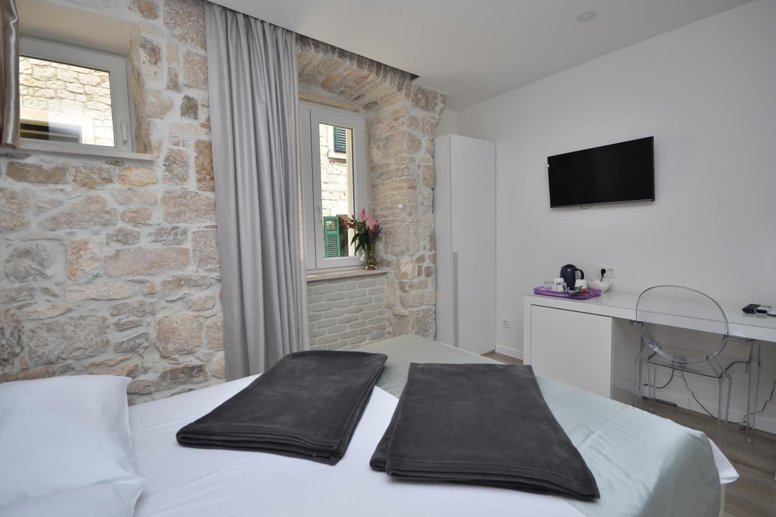 Double Room - Photo 8