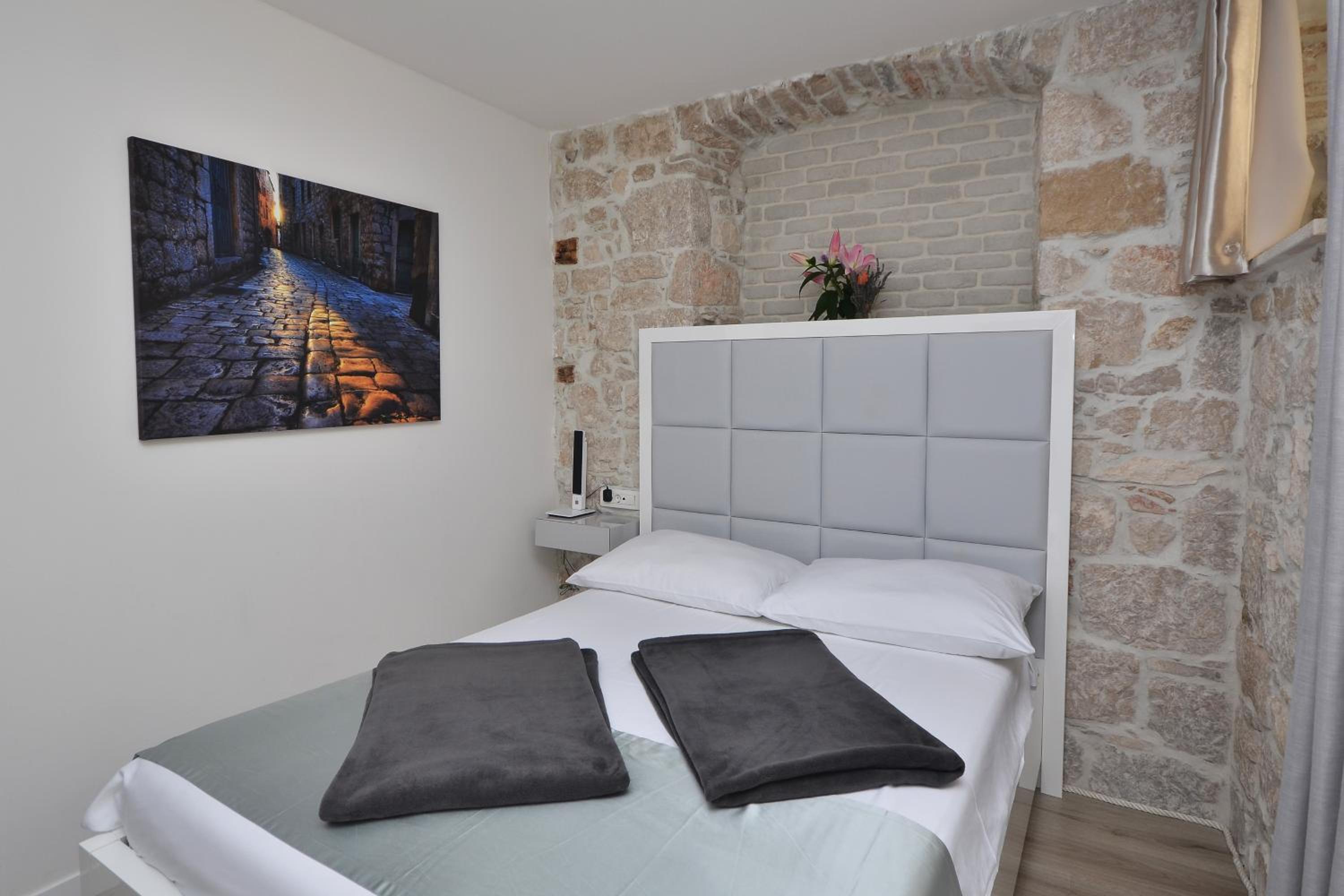 Double Room - Photo 7