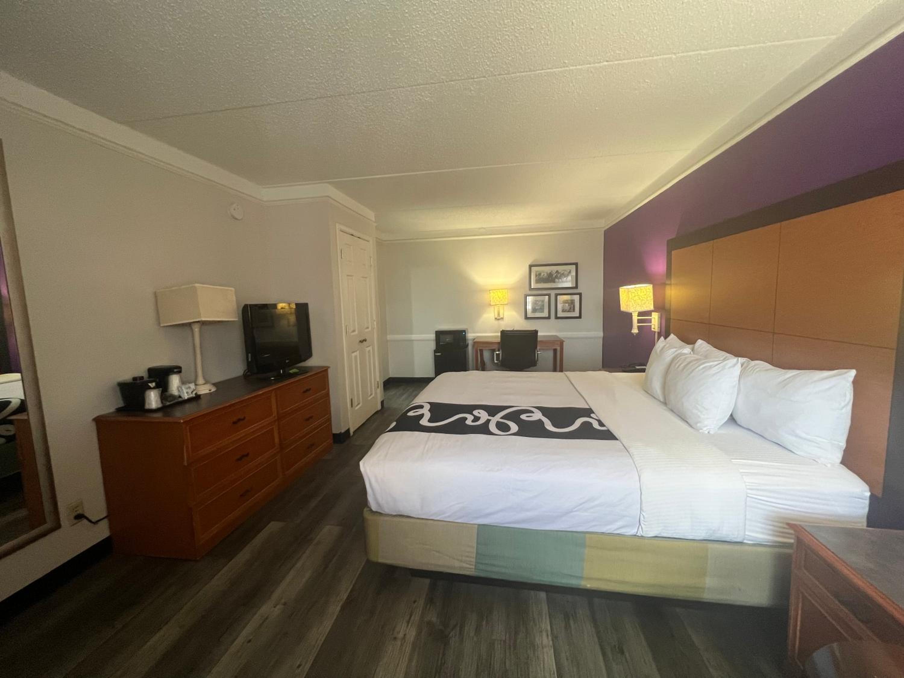King Room - Non-Smoking photo 2