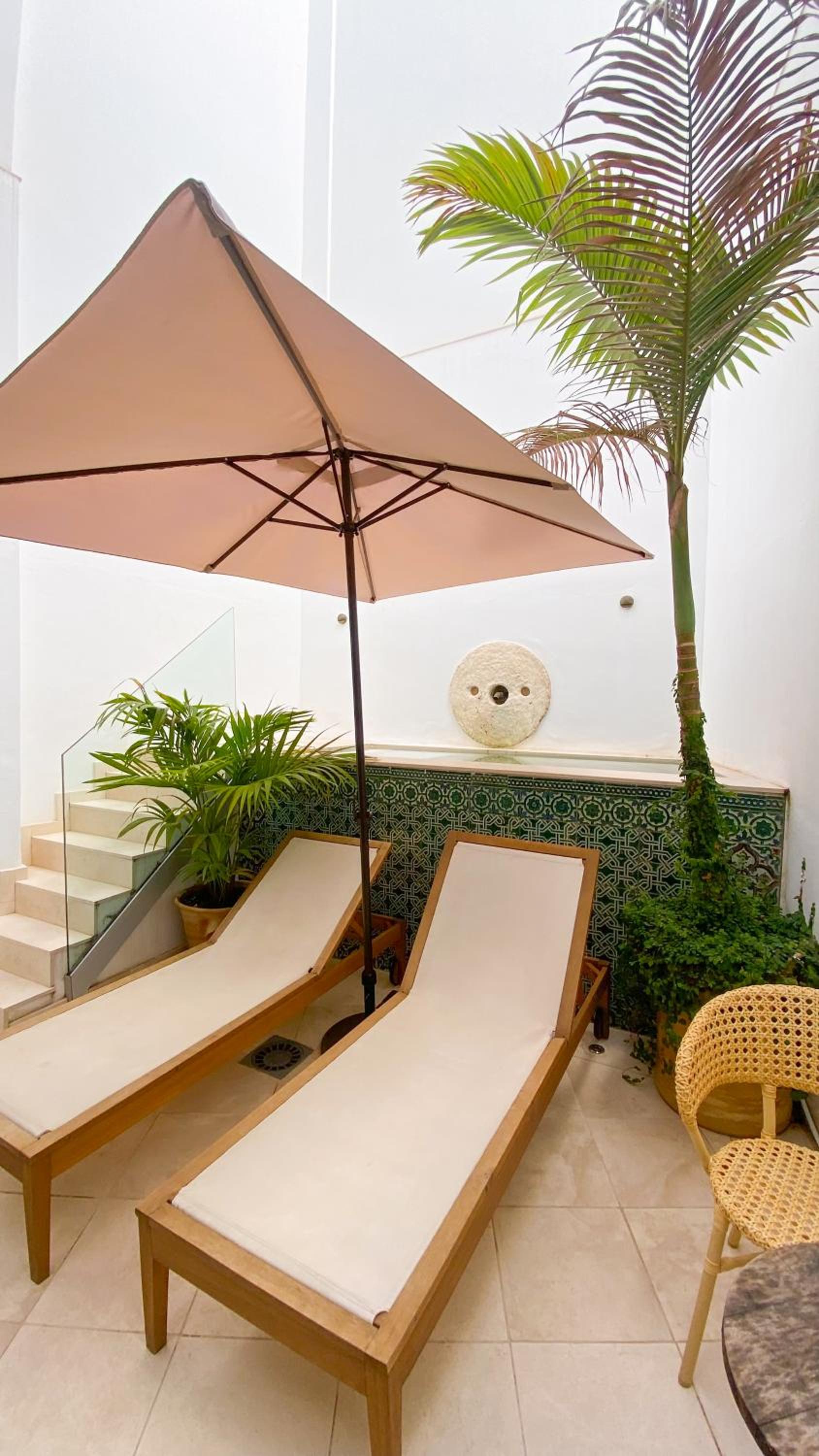 Apartment with patio and pool - Photo 7