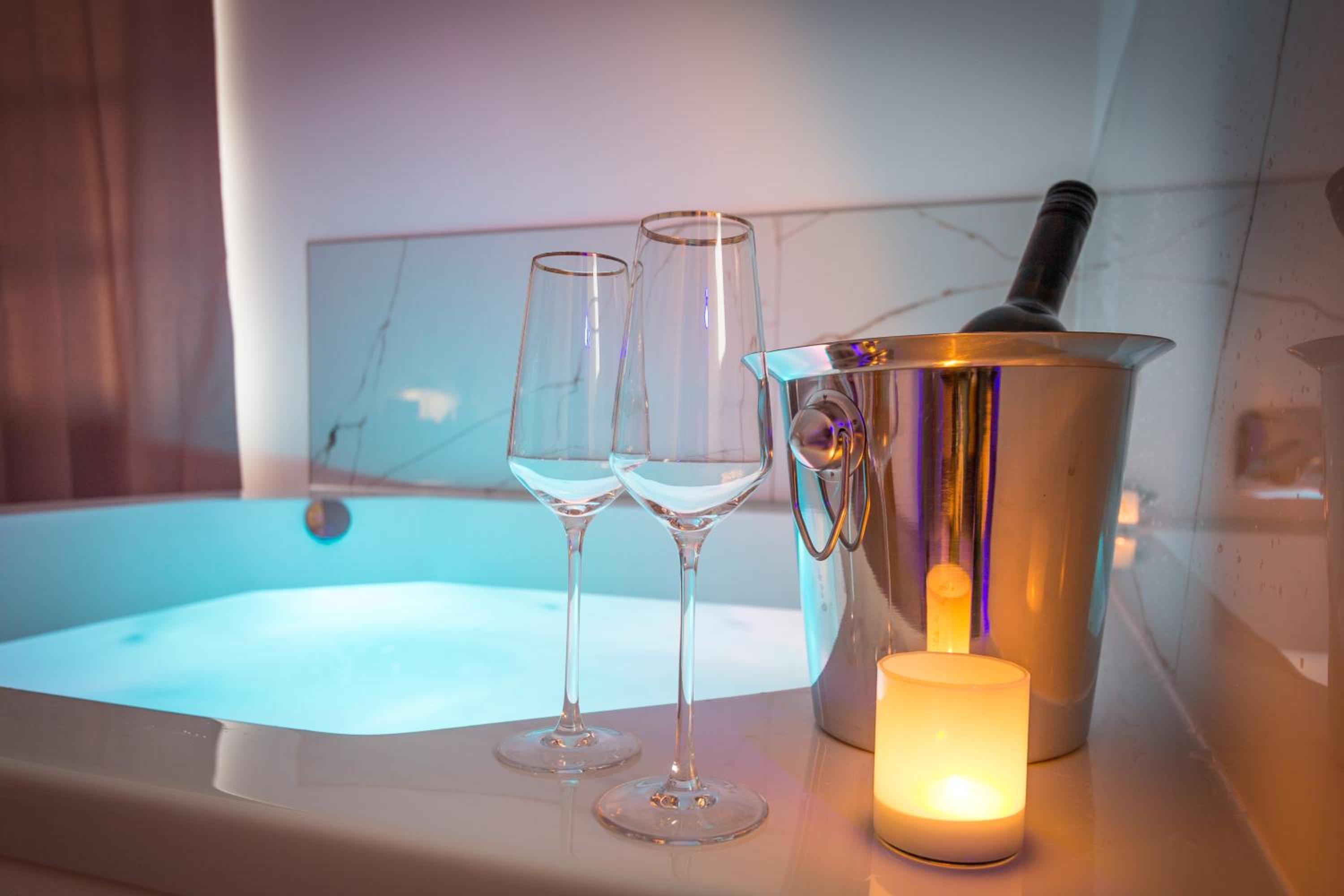 Double Room with Spa Bath - Photo 8