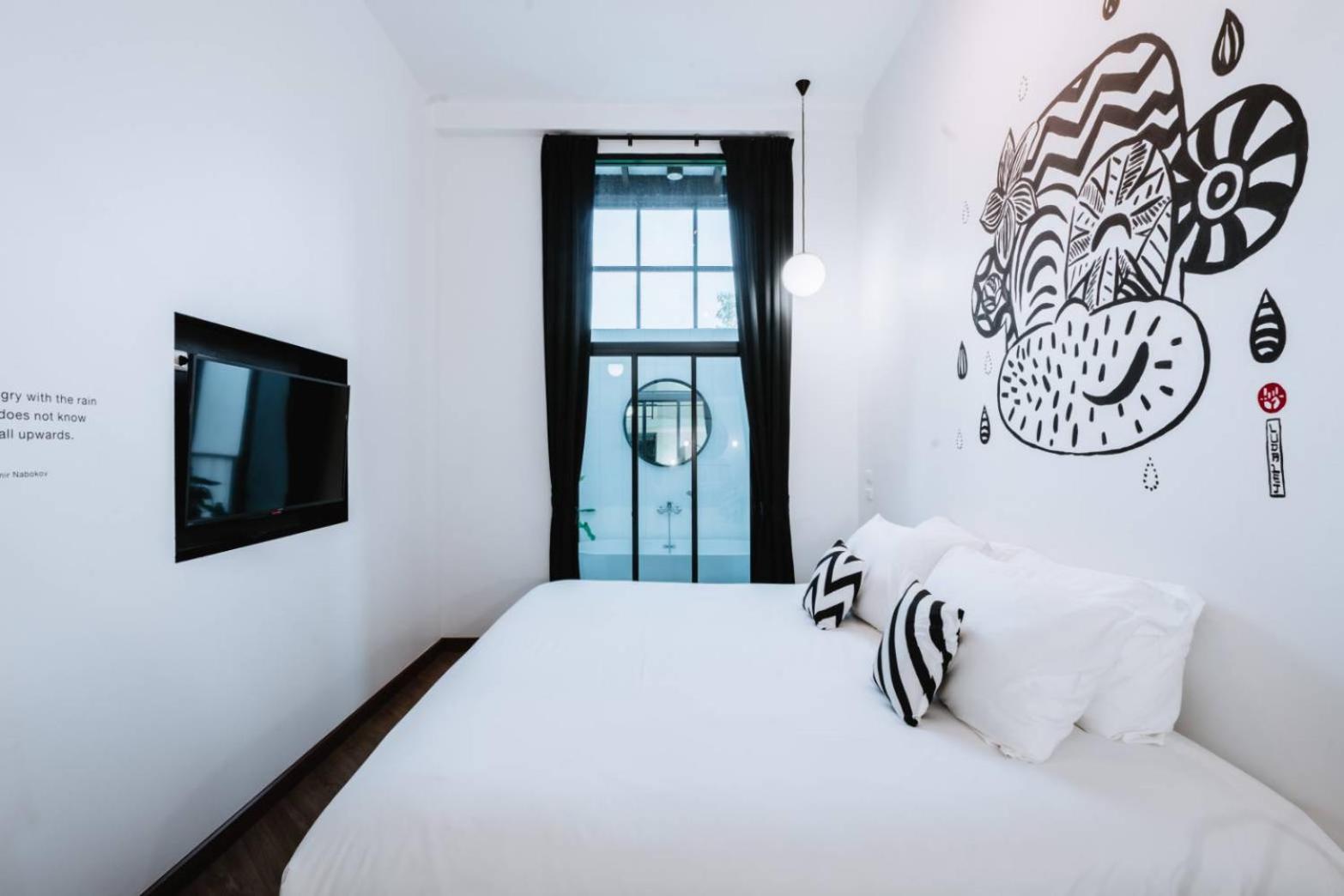 Deluxe Double Room with Bath - Photo 4