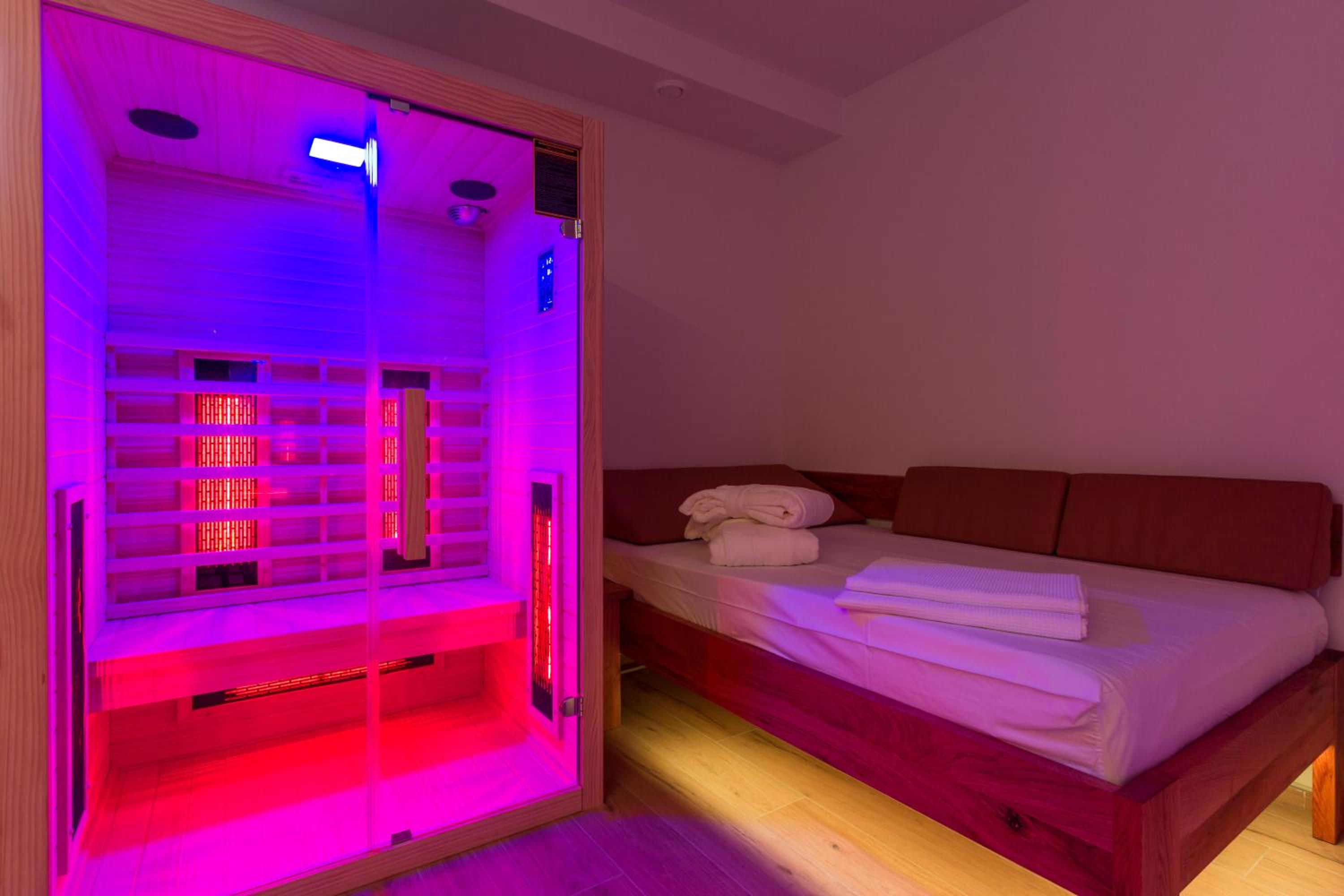 Double Room with Spa Bath - Photo 6