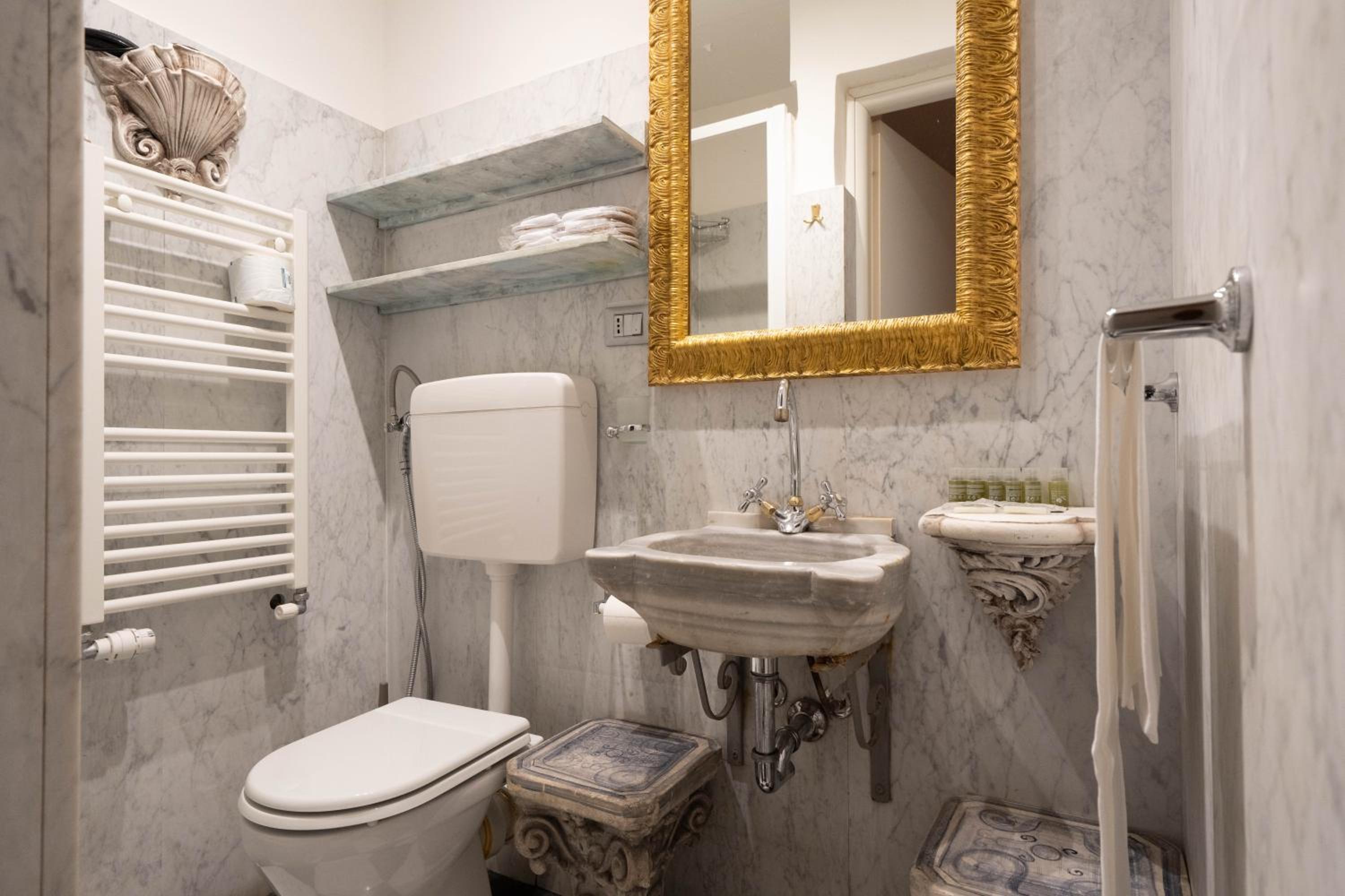 Deluxe Suite - Photo 2