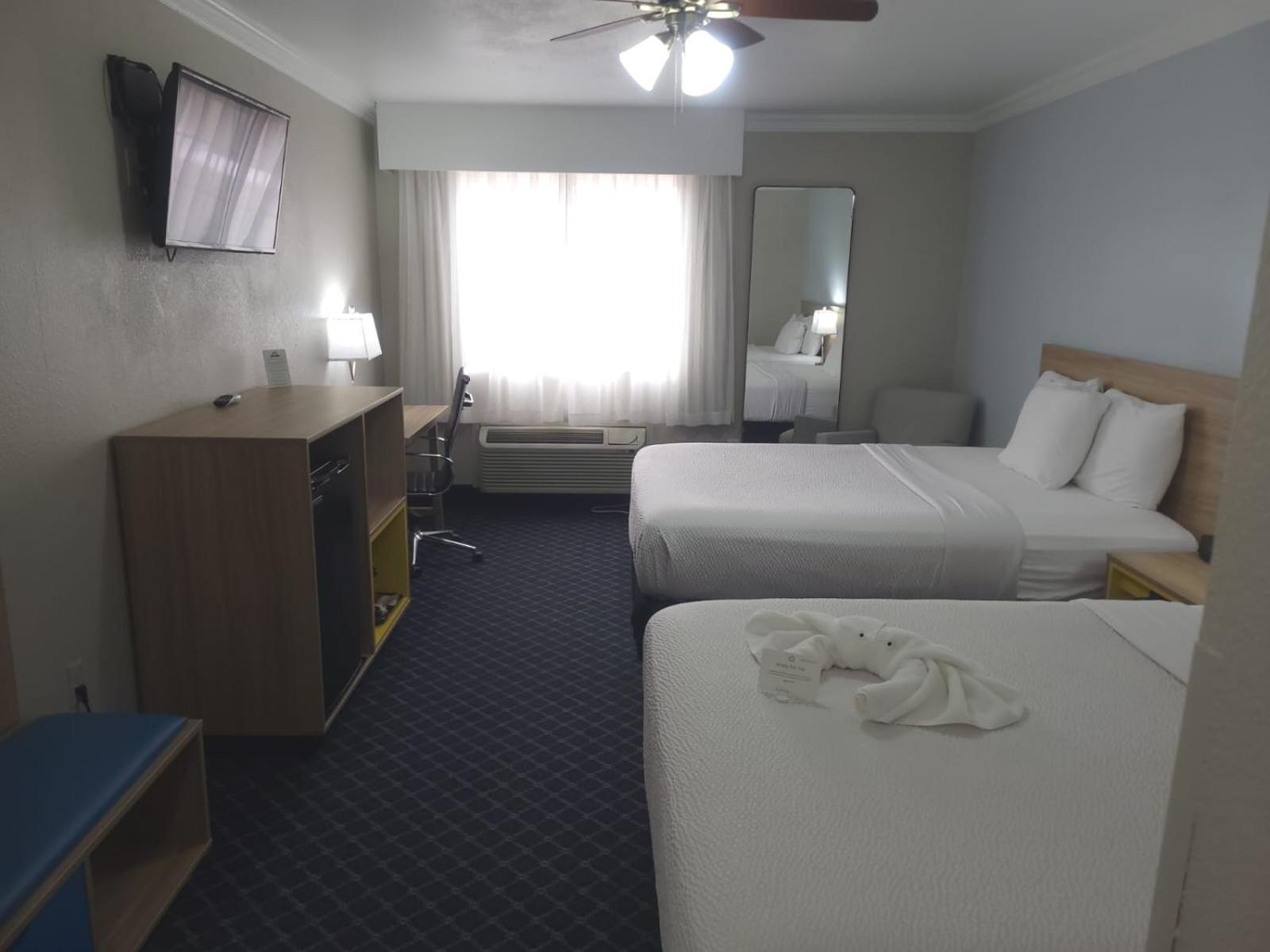 Queen Room with Two Queen Beds - Non-Smoking photo 2