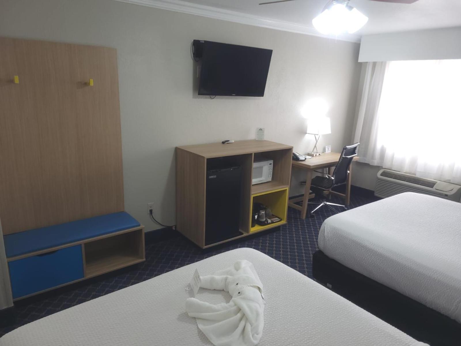 Queen Room with Two Queen Beds - Non-Smoking photo 3