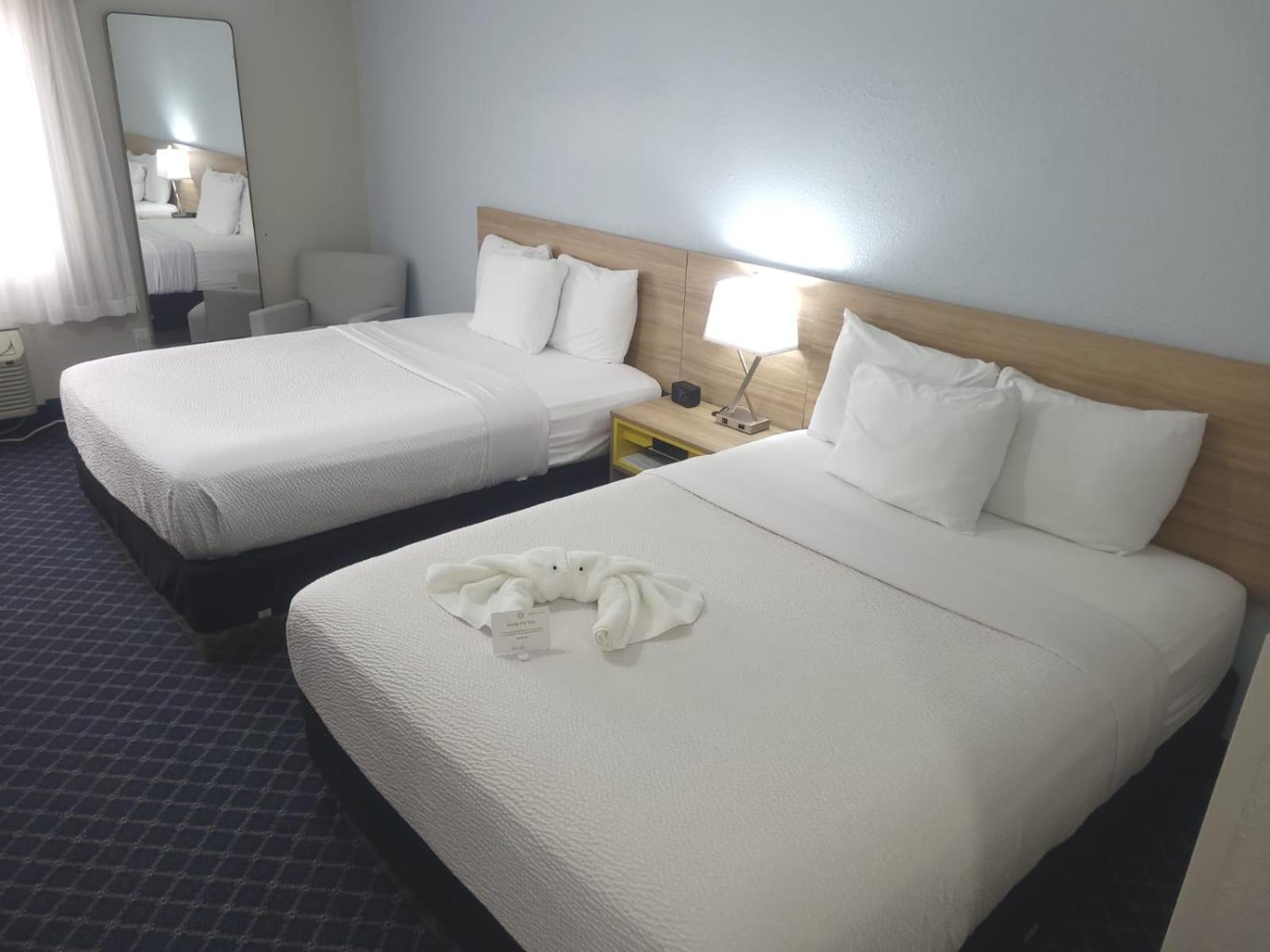 Queen Room with Two Queen Beds - Non-Smoking photo 1
