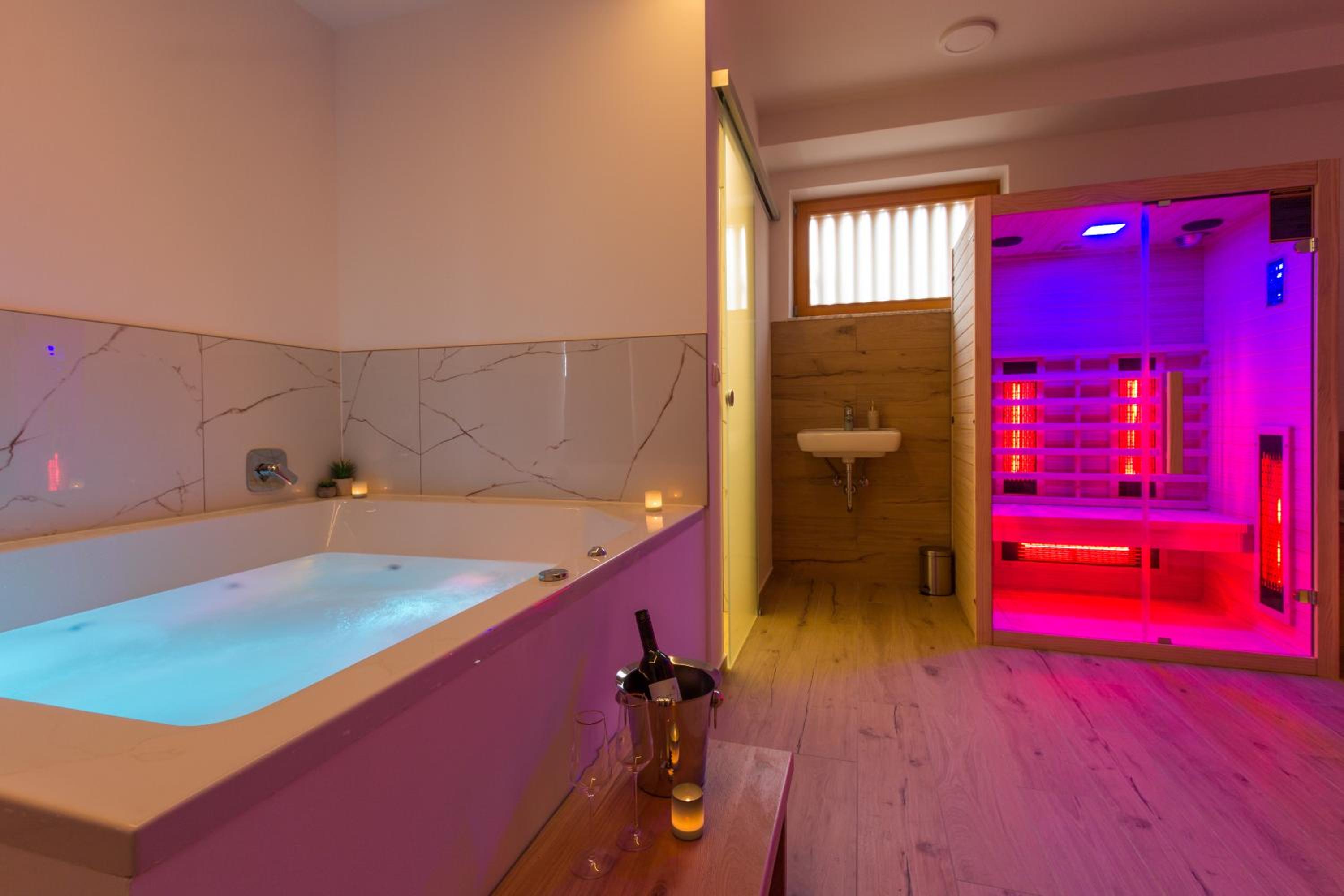 Double Room with Spa Bath - Photo 7