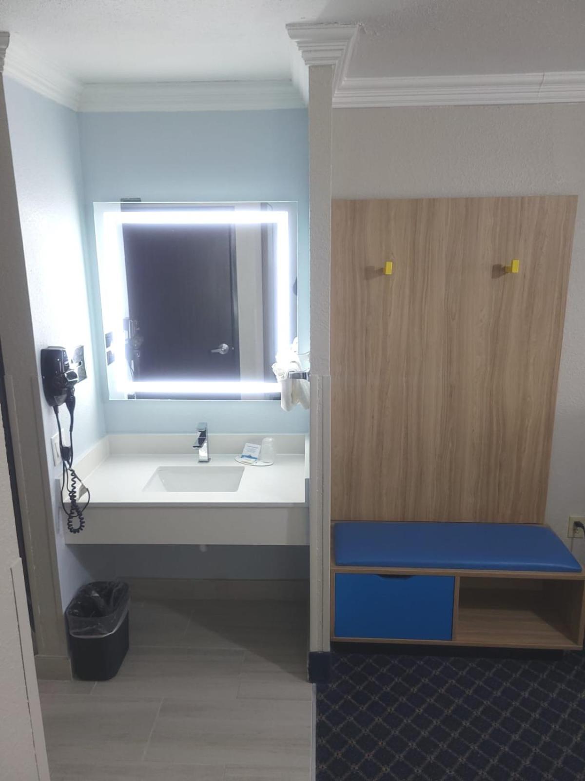 King Room with Roll-In Shower - Mobility/Hearing Accessible - Non-Smoking photo 3