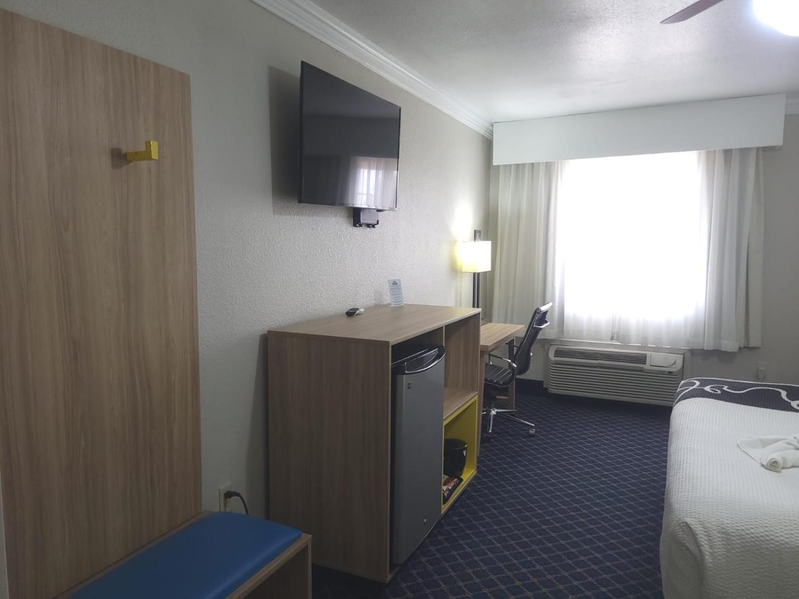 King Room with Roll-In Shower - Mobility/Hearing Accessible - Non-Smoking photo 2