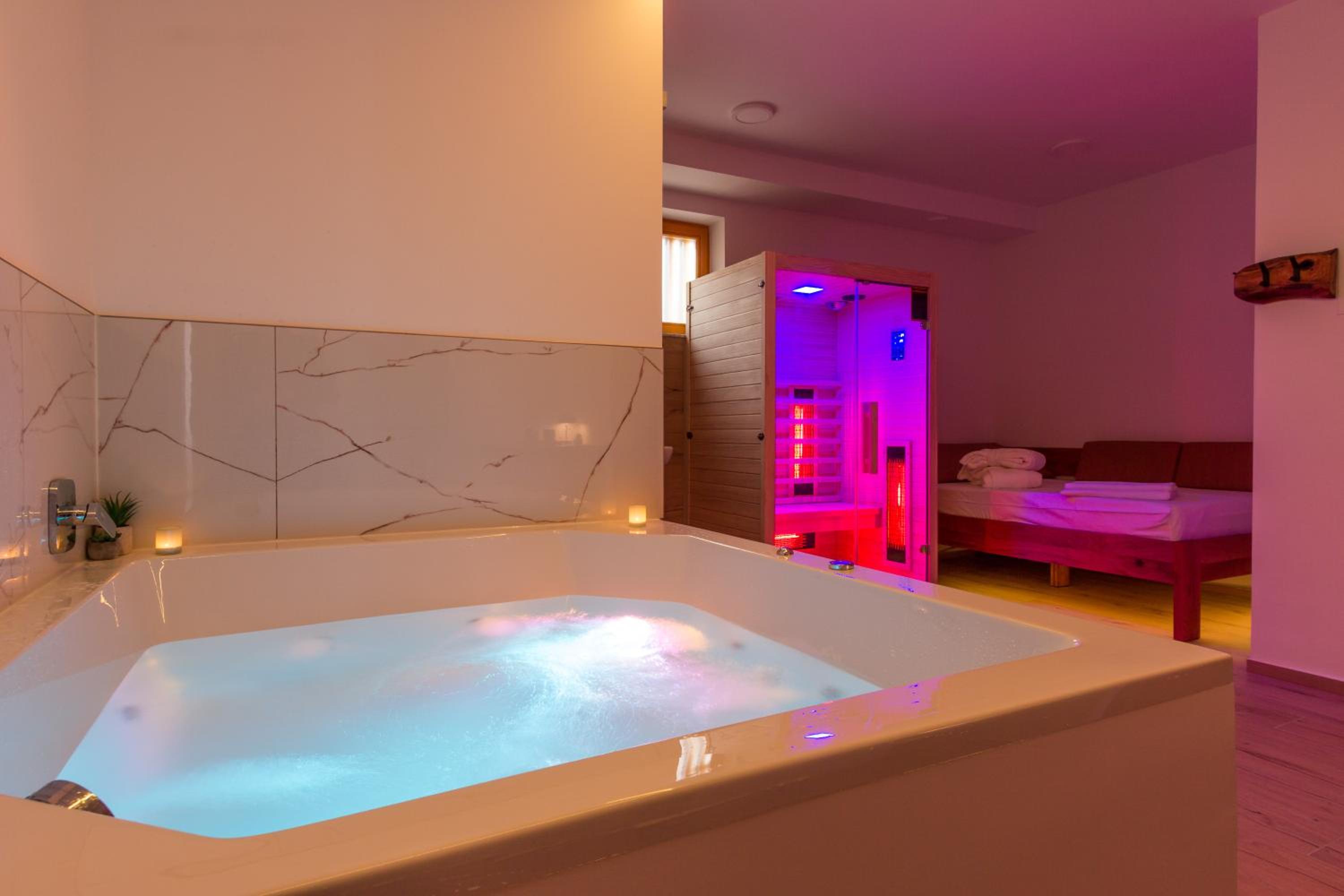 Double Room with Spa Bath - Photo 5