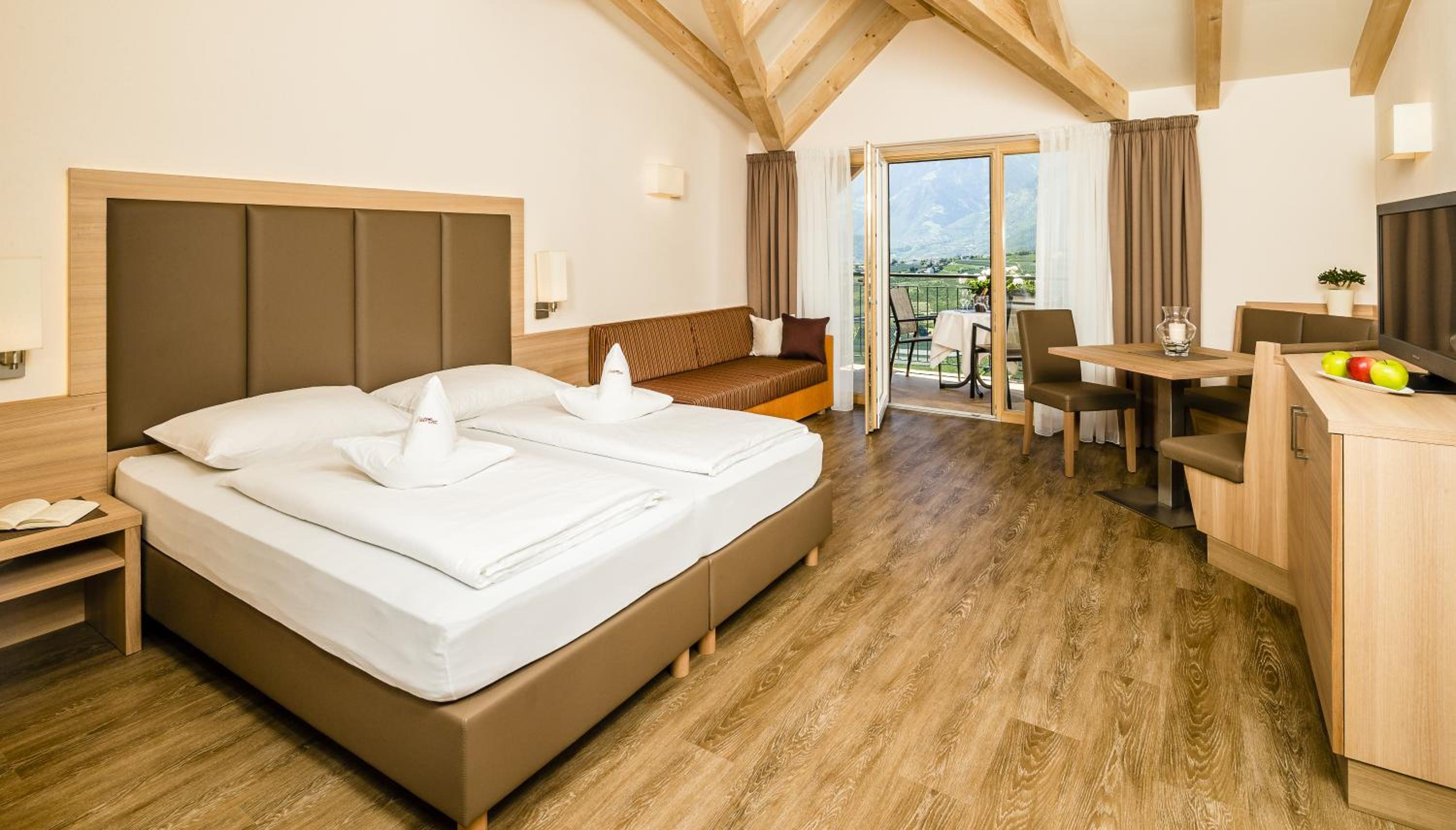 Double Room with Balcony and Mountain View