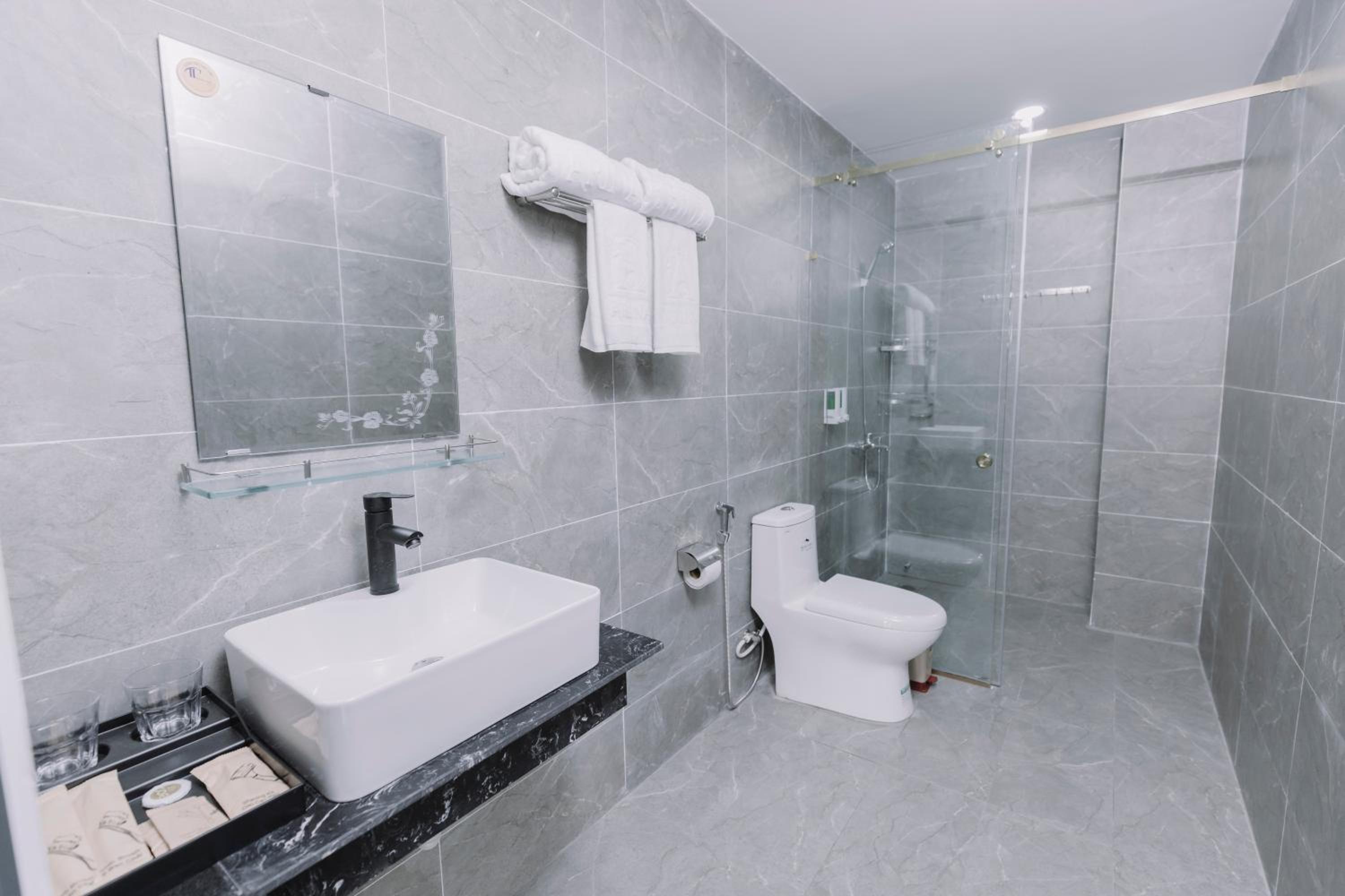 Quadruple Room with Balcony - Photo 11