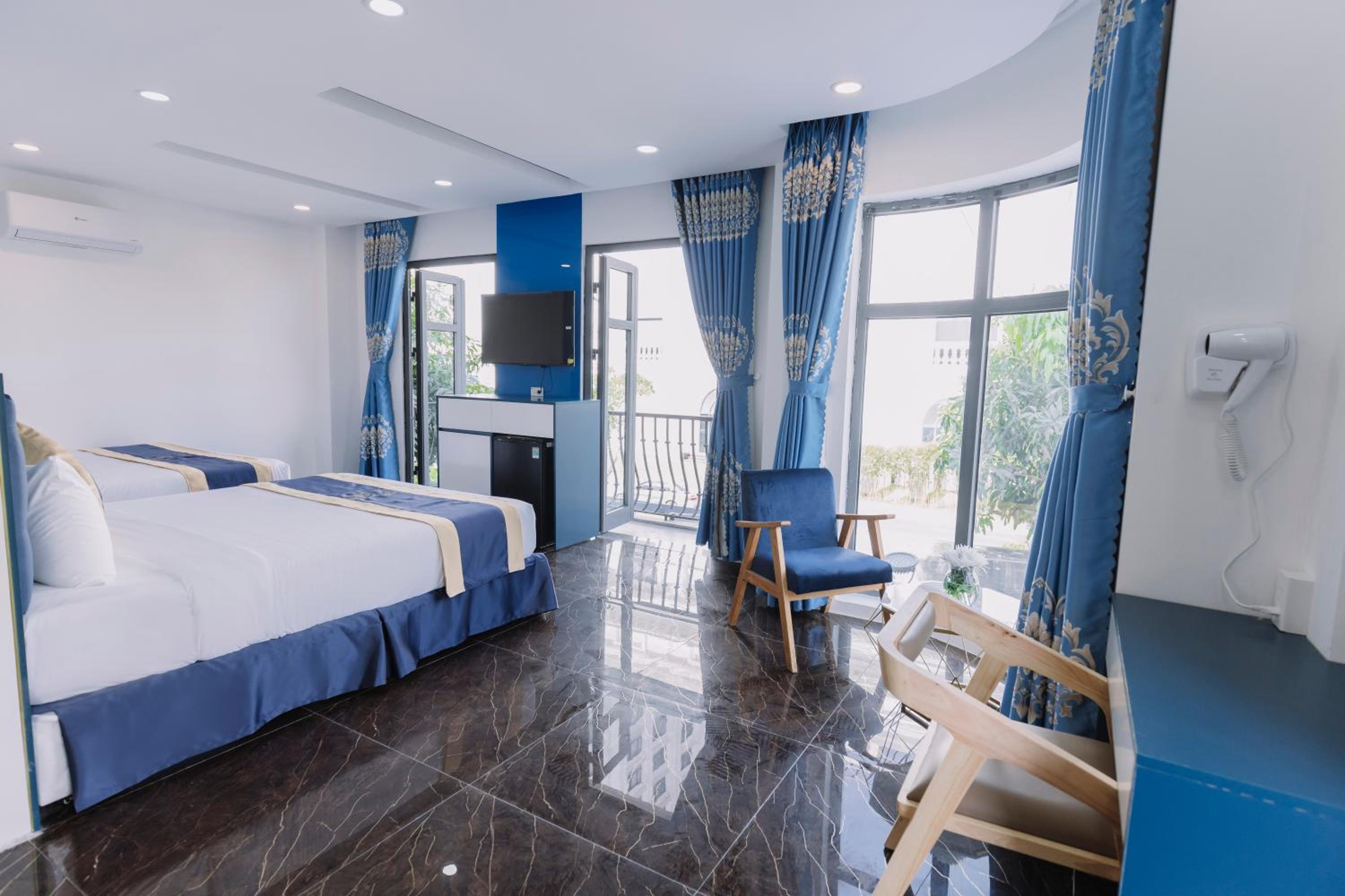 Quadruple Room with Balcony - Photo 9