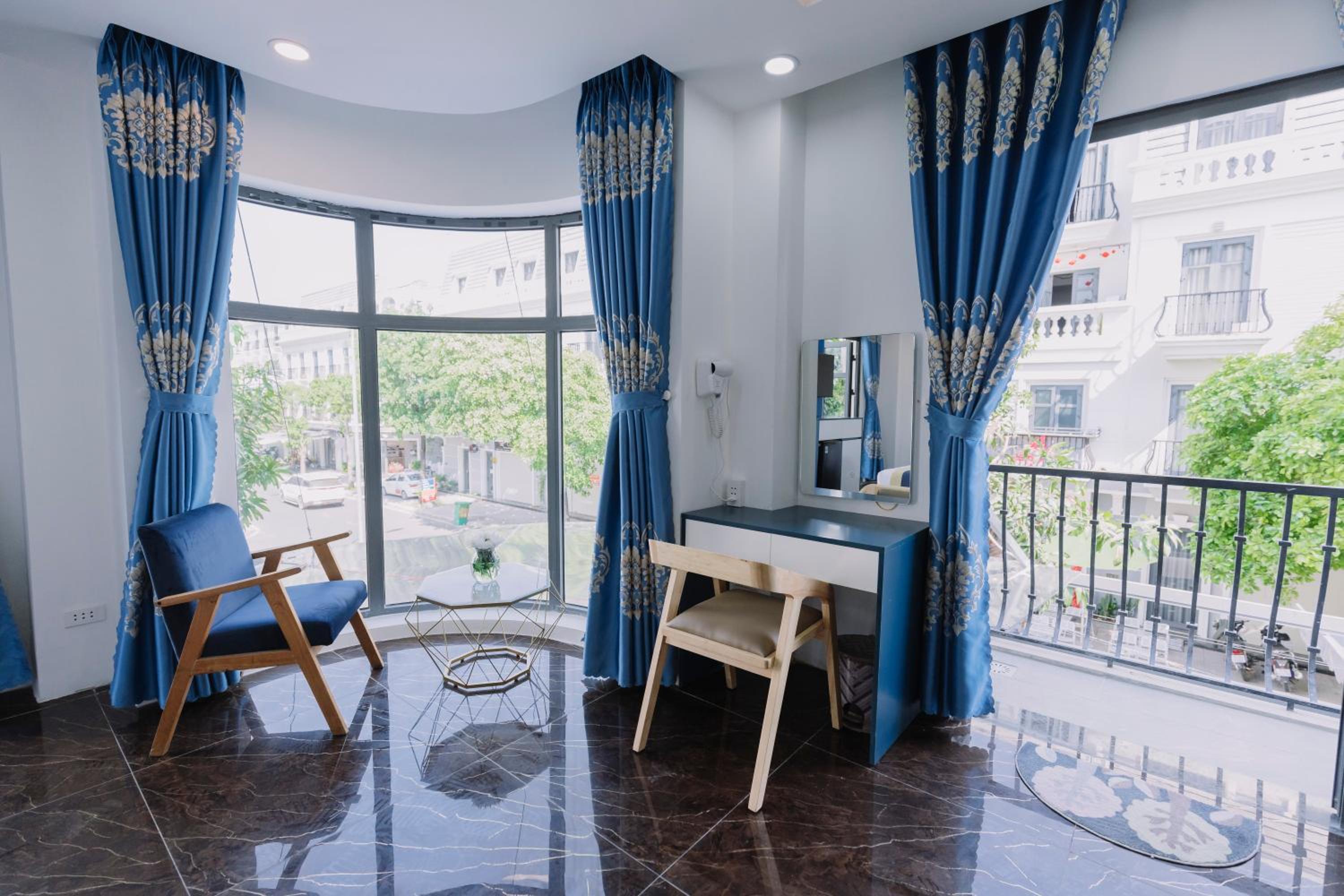 Quadruple Room with Balcony - Photo 7