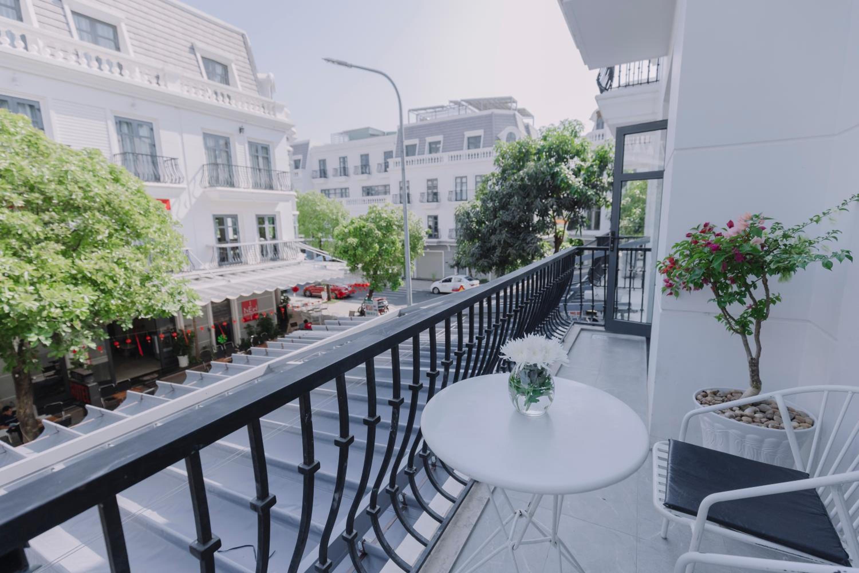 Quadruple Room with Balcony - Photo 8