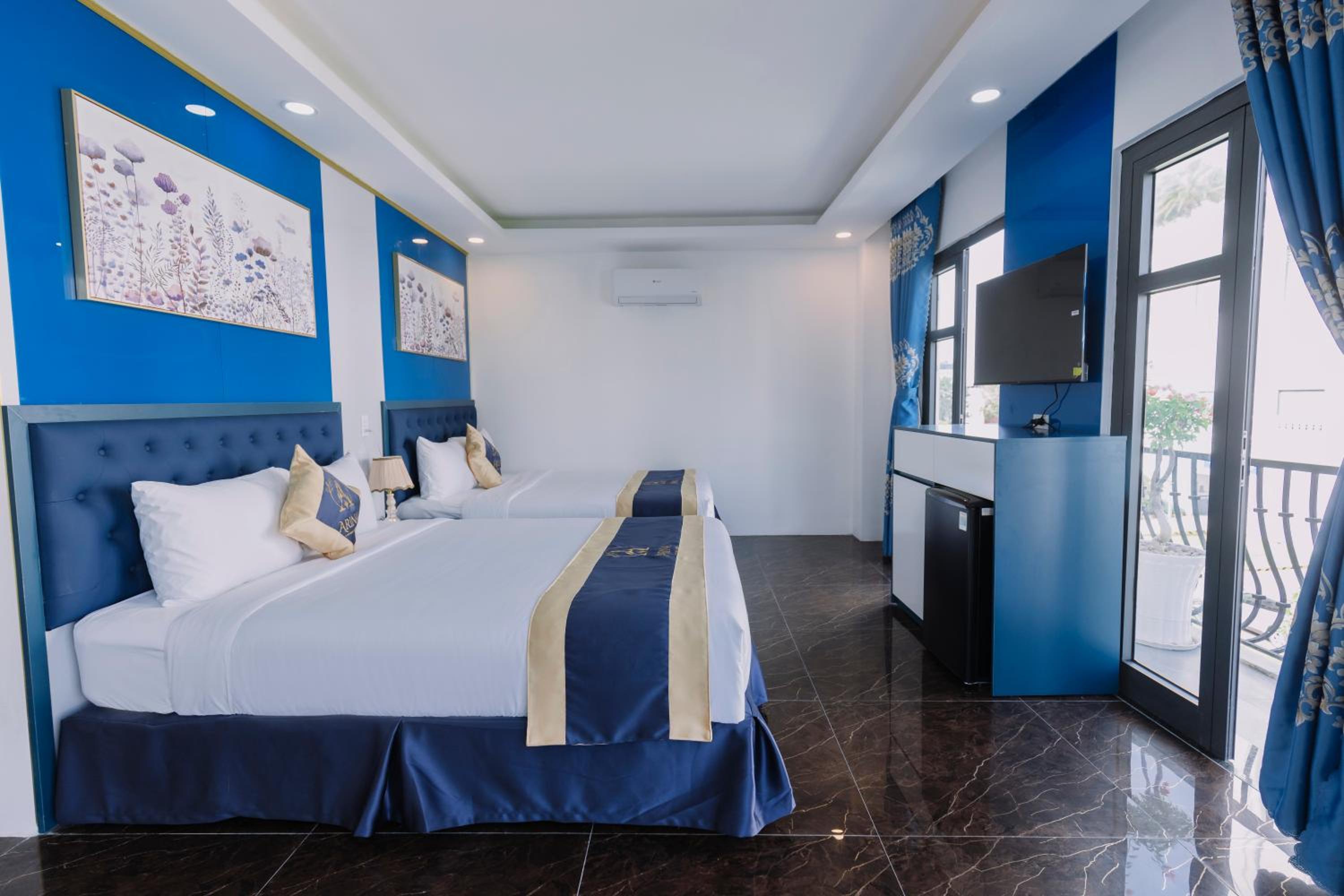Quadruple Room with Balcony - Photo 23