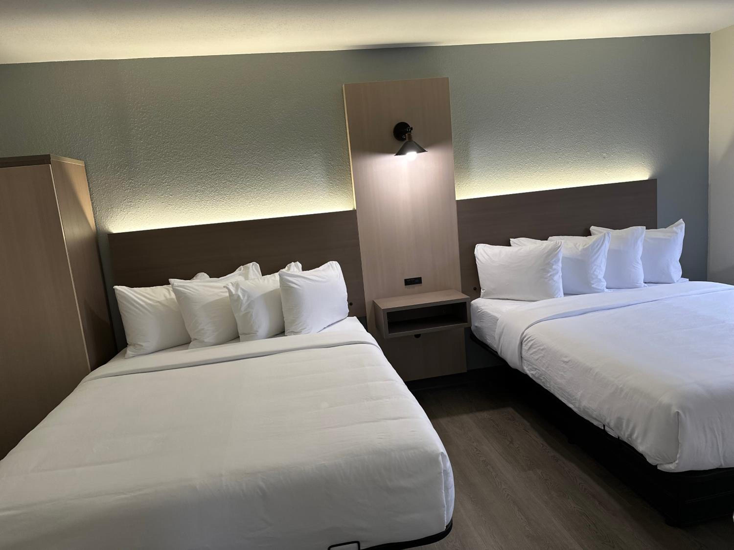 Efficiency Queen Suite with Three Queen Beds and Sofa bed - Non Smoking - Photo 3