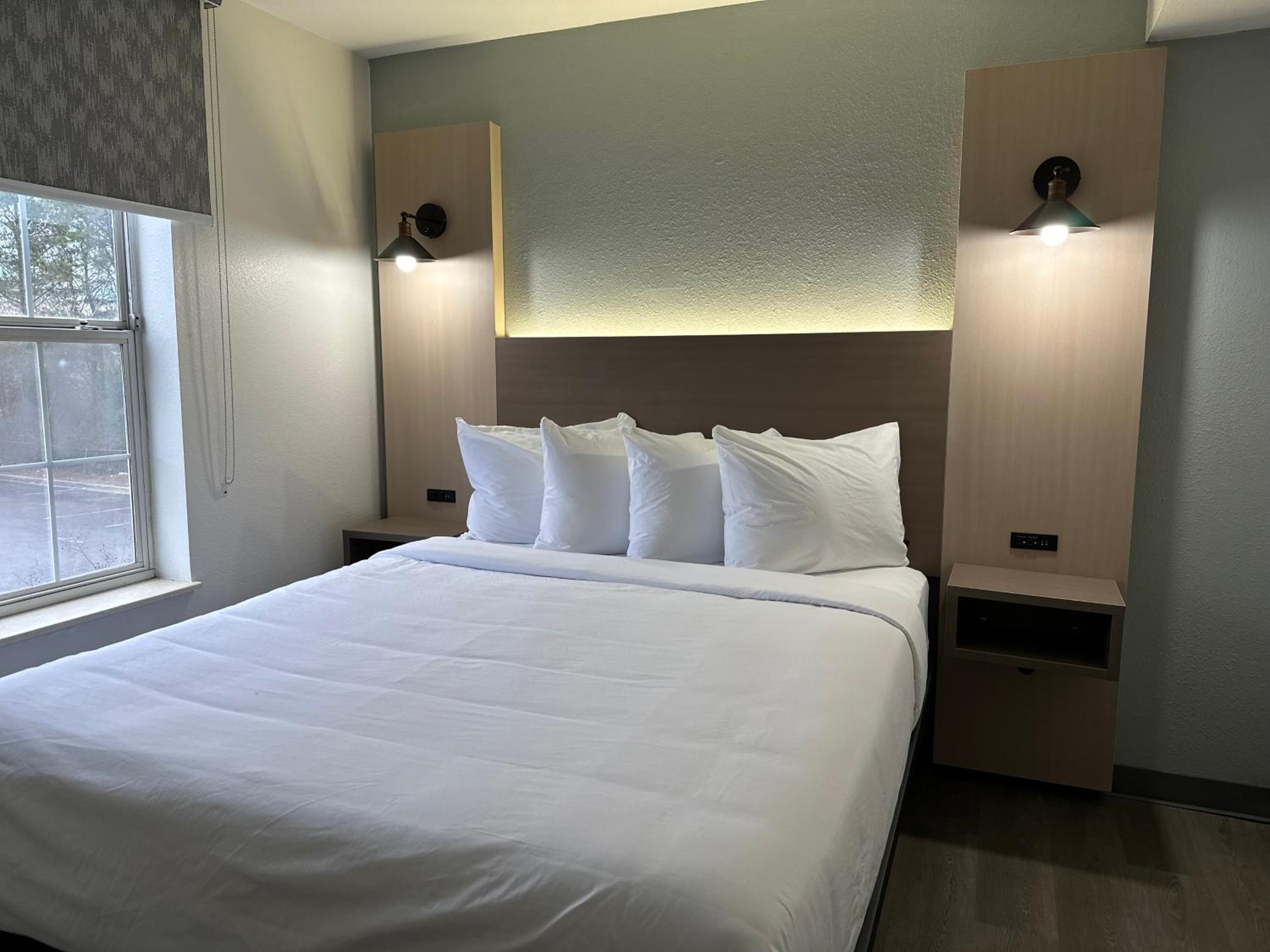 Efficiency Queen Suite with Three Queen Beds and Sofa bed - Non Smoking - Photo 2