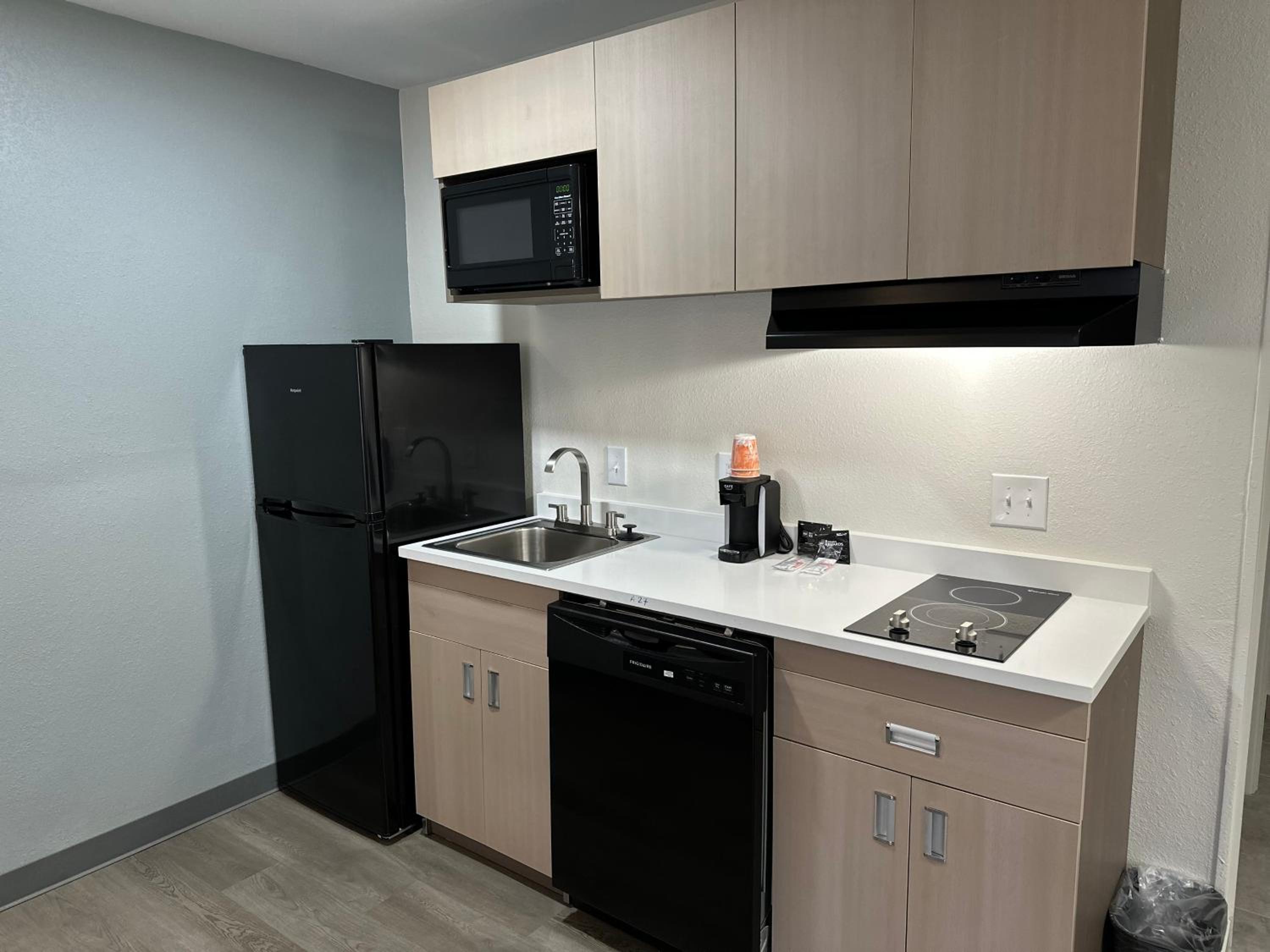 Efficiency Suite with 3 Queen Beds/Accessibility Access - Non Smoking - Photo 2