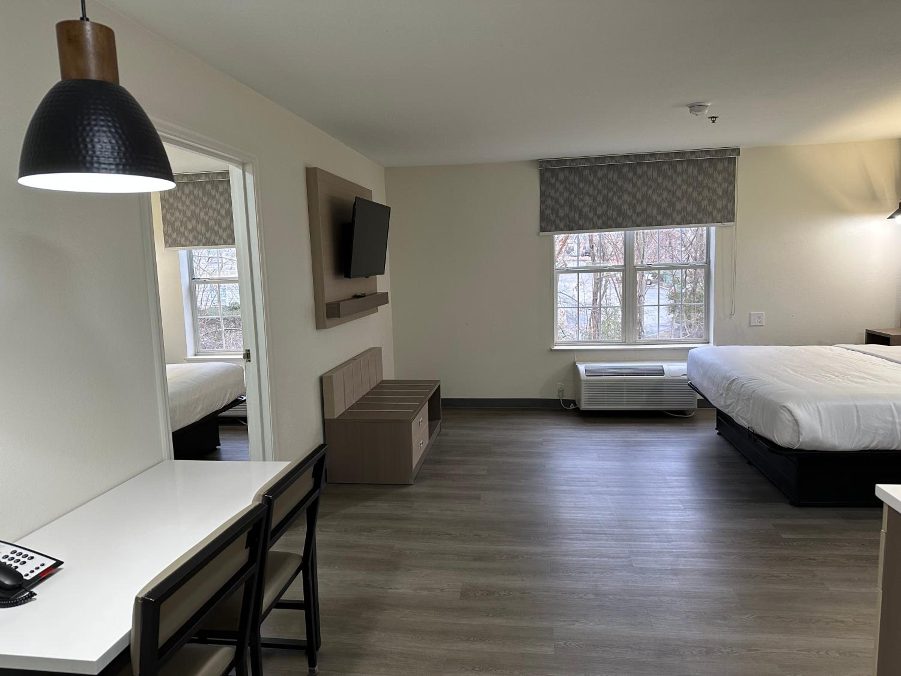 King Suite with Two King Beds - Non-smoking - Photo 4
