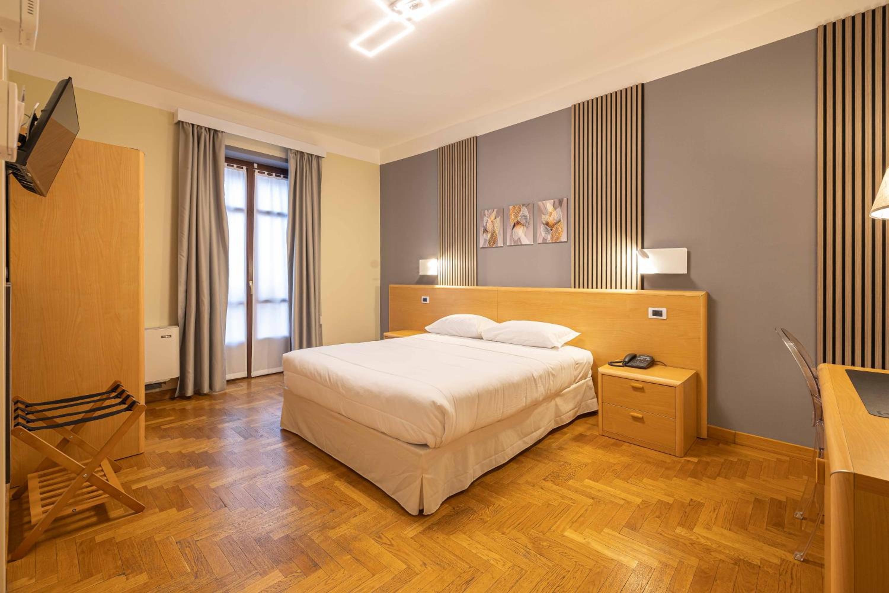 Superior King Room with View