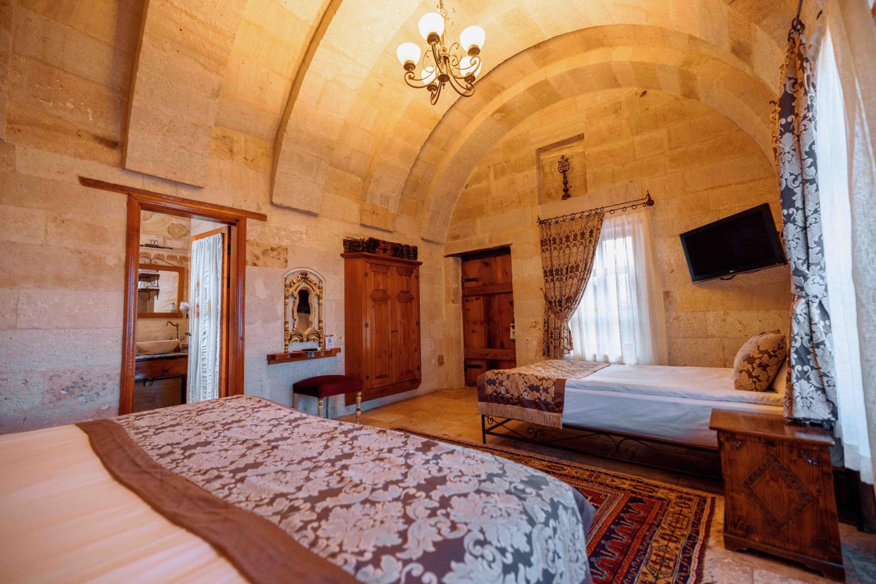 Deluxe Room - Photo 12