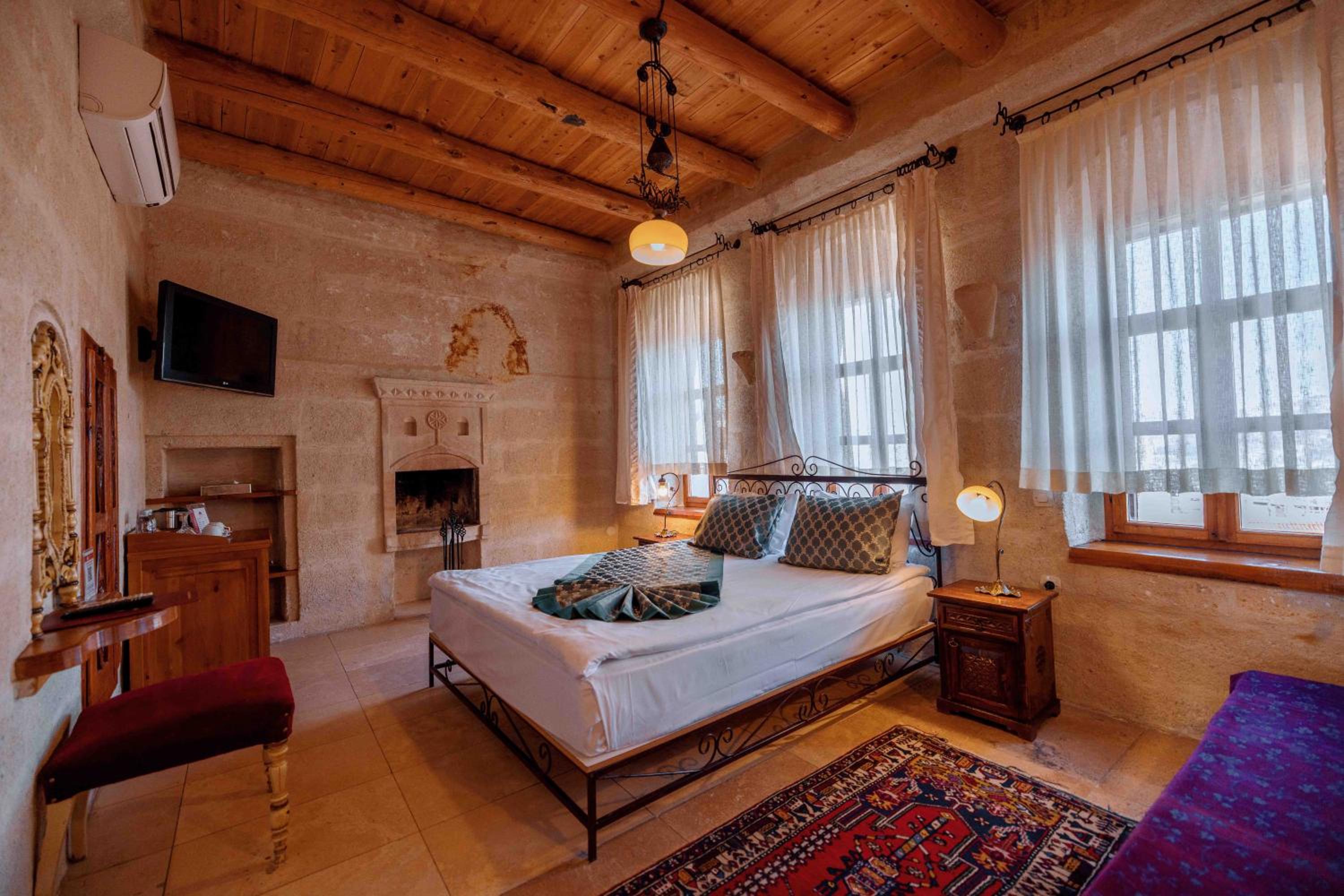 Deluxe Room - Photo 11