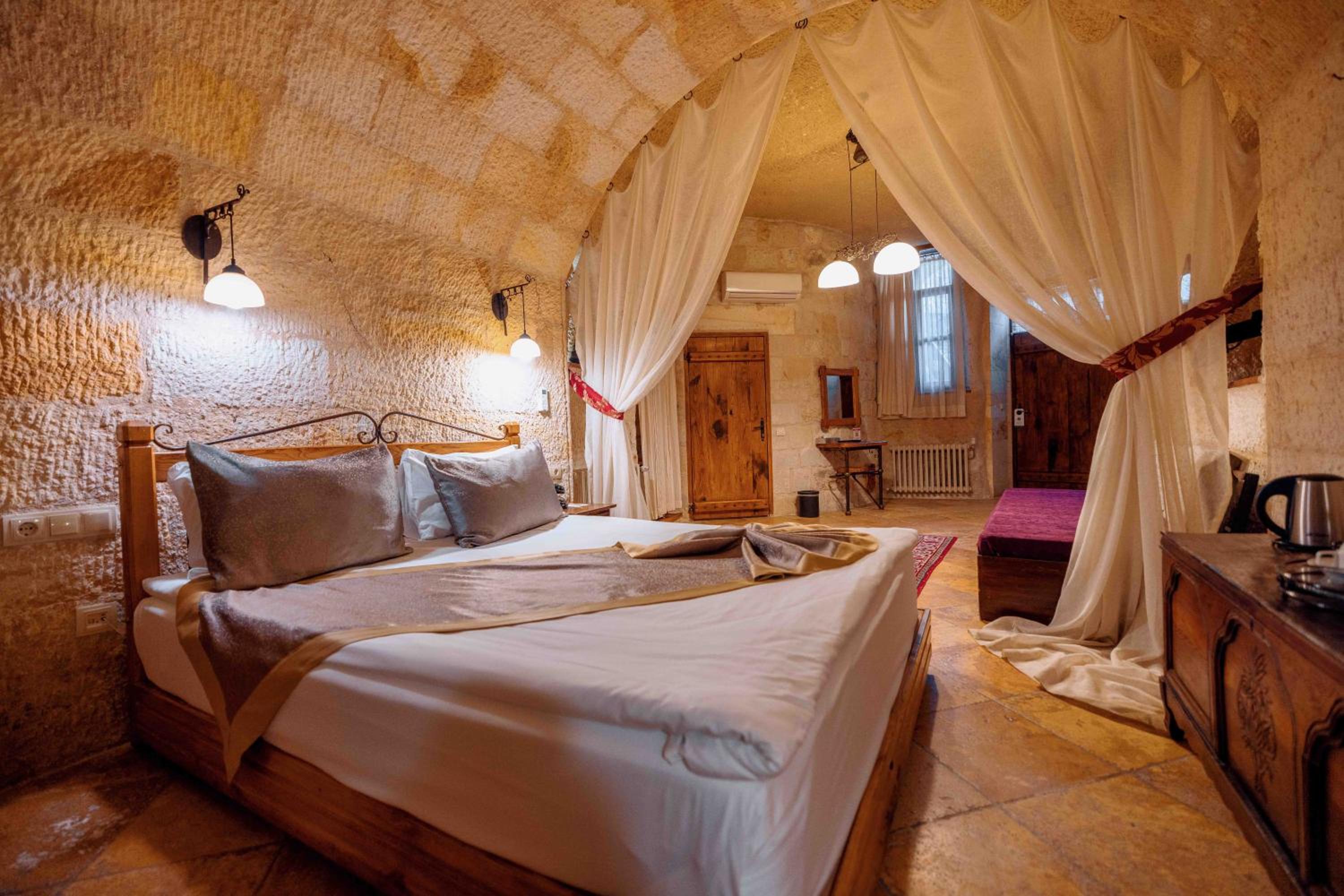 Deluxe Room - Photo 10