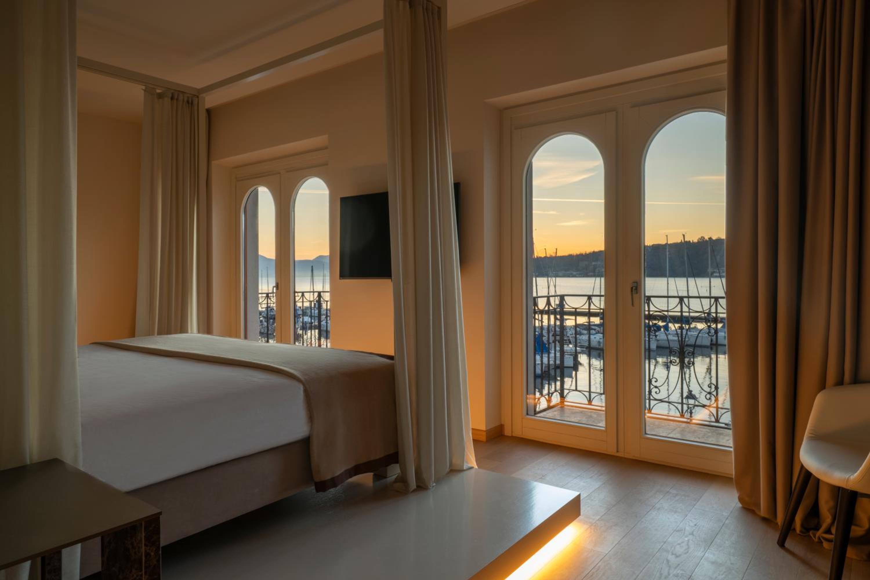 King Room with Lake View - Photo 1